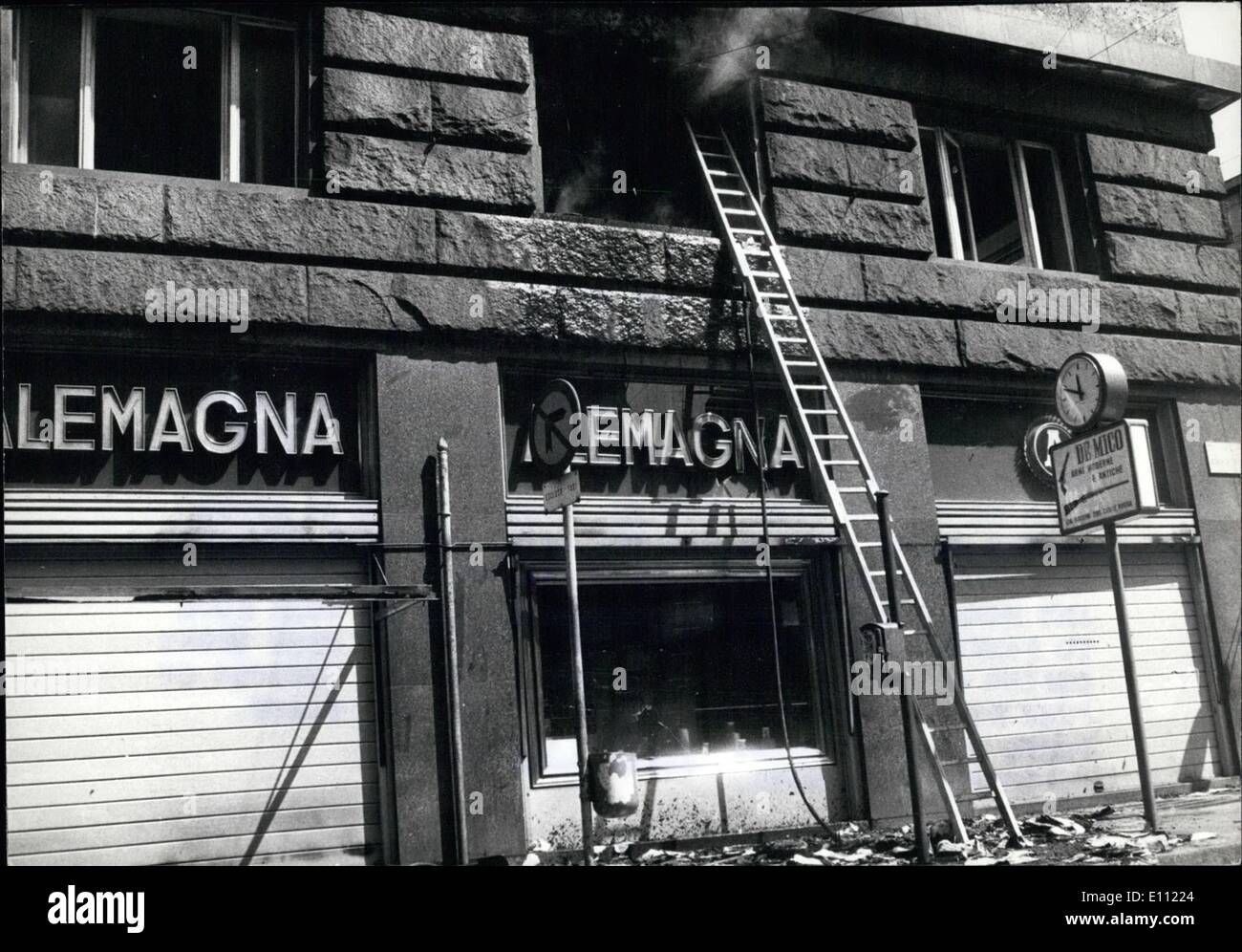4. April 1975 - Bürgerkrieg zwischen links und rechts: Nach der Ermordung eines 18-Year-Old '' Leftish'' jungen seitens ebenso junge Faschisten, Milan linke Elemente heute begann die große Rache. Eine Bombe gesprengt in den Büros der Moilan der bekannten römischen faschistischen wöchentliche '' Lo Speechi'' (The Mirror "). Viele Menschen wurden verletzt, Feuer-Brigademen eilte zu der Szene, aber es war zu spät. die linke auch schleudern; Ed Brandbomben Bomben gegen eine Cafeteria-Bar. und hier auch Milan Feuerwehr Männer mussten viel arbeiten, das Schlimmste verhindern Stockfoto