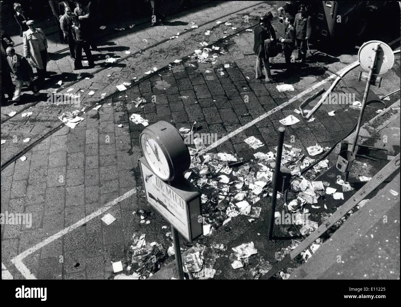 4. April 1975 - Bürgerkrieg zwischen links und rechts: nach dem Mord an eine 18 jährige '' Leftish'' junge auf diesem Teil der ebenso junge Faschisten, Milan linke Elemente heute begann die große Rache. Eine Bombe gesprengt in der Milan-Büros von der bekannten römischen faschistischen wöchentliche '' Lo Specchio'' ('' The Mirror"). Viele Leute waren verwundete Feuer-Brigademen eilte zu der Szene, aber es war zu spät. Der linke Außenstürmer schleuderte auch Brandbomben gegen eine Cafeteria Bar und hier, Milan Feuer Brigademen mussten auch viel, um das Schlimmste zu verhindern arbeiten Stockfoto