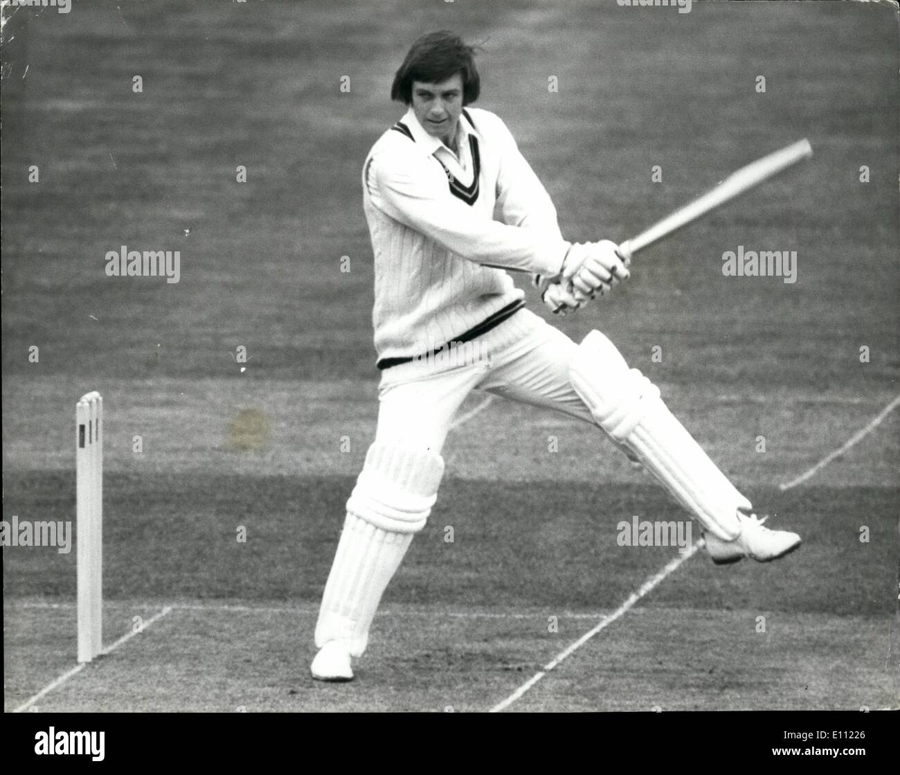 4. April 1975 - Cricket bei Herrn von: The Cricket-Saison eröffnet heute mit einem Streichholz an Lords Cricket Ground zwischen den beiden und Stockfoto
