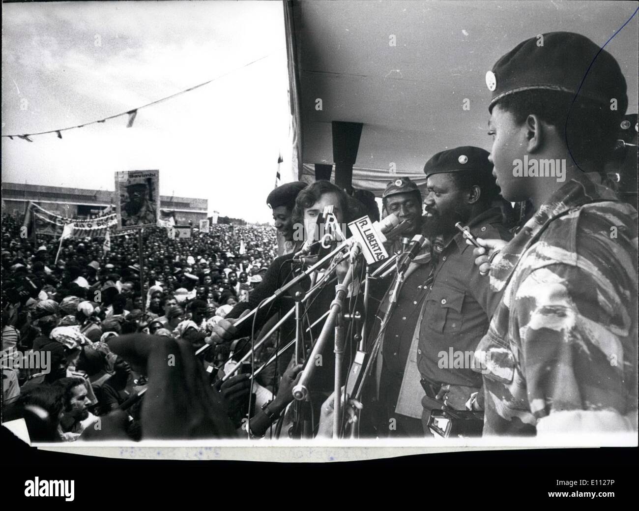 2. Februar 1975 - angesichts Dr. Savimbo großer Empfang bei der Ankunft in Angola. Dr. Jonas Malheiro Savimba der Führer der Befreiungsbewegung Unita (Uniao Nacional Para a Unabhängigkeit Total de Angola), der einer der wichtigsten Persönlichkeiten im südlichen Afrika., war angesichts einer enormen willkommen, wenn er vor kurzem bei Nova Lisboa, Angola angekommen. Angola, die größte der afrikanischen Provinzen Portugals, seine Unabhängigkeit am 11. November dieses Jahres erhält. Dr Stockfoto