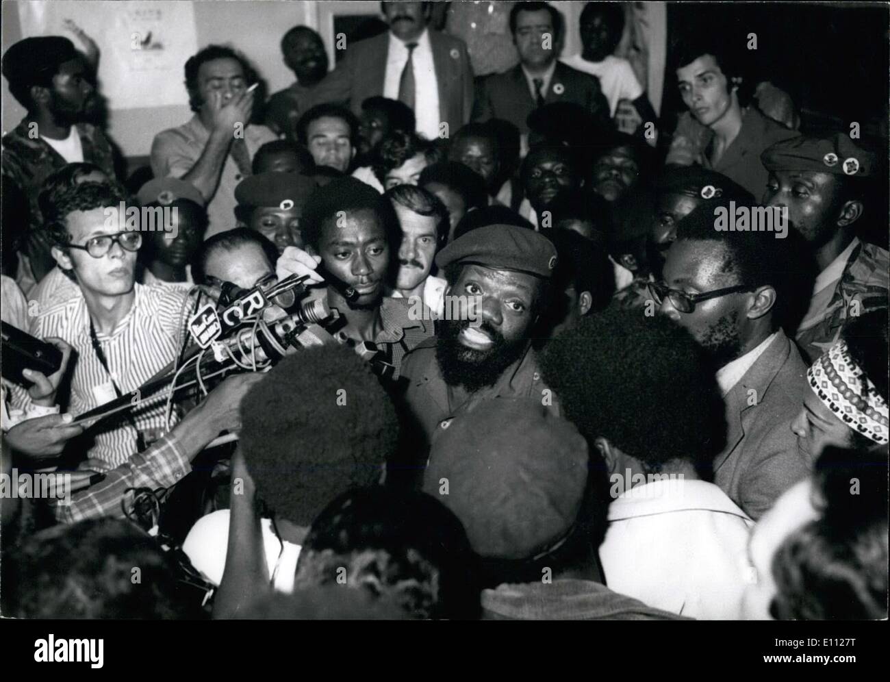 2. Februar 1975 - Dr.Savimbo angesichts großer Empfang bei der Ankunft in Angola: Dr.Jonas Malheiro Savimbi der Führer der Befreiungsbewegung UNITA (Uniac Nacional Para eine Independencia Total de Angola), wer eine der wichtigsten Persönlichkeiten im südlichen Afrika, ist angesichts einer enormen willkommen, wenn er vor kurzem bei Nova Lisboa, Angola angekommen war. Angola, die größte der afrikanischen Provinzen Portugals, seine Unabhängigkeit am 11. November dieses Jahres erhält. Dr Stockfoto