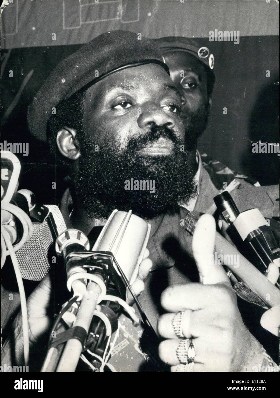 2. Februar 1975 - Dr. Savimbo angesichts großer Empfang bei der Ankunft in Angola: Dr. Jonas Malheiro Savimba der Führer der Befreiungsbewegung UNITA (Uniac Nacional Para a Independencia Total de Angola), der einer der wichtigsten Persönlichkeiten im südlichen Afrika, war angesichts einer enormen willkommen, wenn er vor kurzem bei Nova Lisboa, Angola angekommen. Bagola, die größte der afrikanischen Provinzen Portugals, seine Unabhängigkeit am 11. November dieses Jahres erhält. Dr Stockfoto