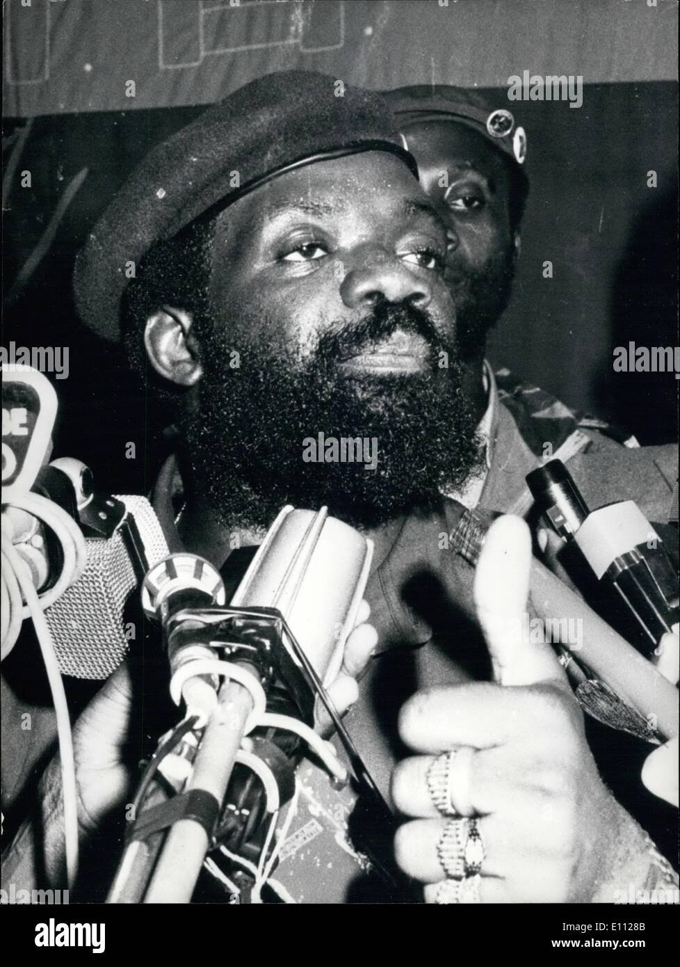 2. Februar 1975 - Dr. Savimbo angesichts großer Empfang bei der Ankunft in Angola: Dr. Jonas Malheiro Savimba der Führer der Befreiungsbewegung UNITA (Uniac Nacional Para a Independencia Total de Angola), der einer der wichtigsten Persönlichkeiten im südlichen Afrika, war angesichts einer enormen willkommen, wenn er vor kurzem bei Nova Lisboa, Angola angekommen. Bagola, die größte der afrikanischen Provinzen Portugals, seine Unabhängigkeit am 11. November dieses Jahres erhält. Dr Stockfoto