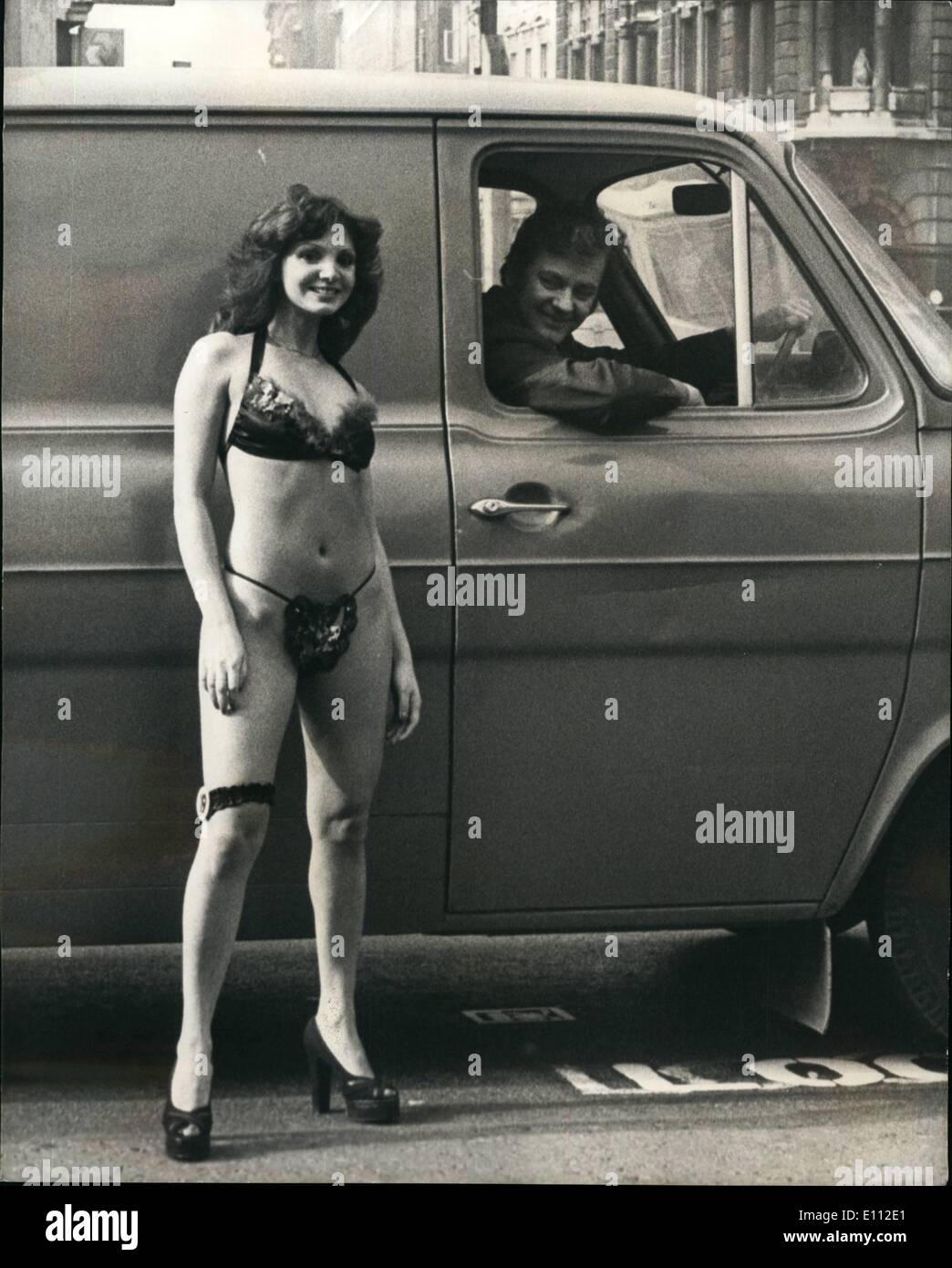 Februar 1975 - Fun Undies in London: Eine Sammlung neuer Fun Undies, die in der März-Ausgabe des Magazins 19 zu sehen sind, wurde heute in London gezeigt. Foto-Shows LKW-Fahrer war erstaunt, Model Stefanie Marrina in Holborn zu sehen, der einen schwarzen Satin-BH mit Maraboubesatz und eine samtige GString-Hose trug, als sie die Straße zur Modeschau überquerte. Stockfoto