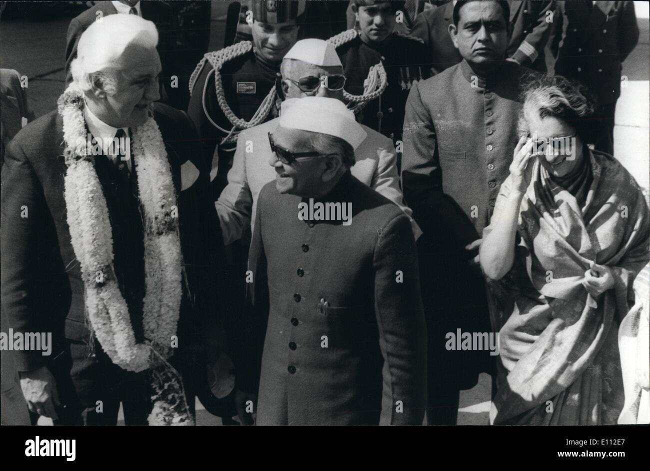 2. Februar 1975 - Generalgouverneur von Australien Sir John Kerr mit gesehen, Präsident Fakhurddin Ali Ahmed, PrimceMinsiter Frau Indien Gandhi auf diese Ankunft Flughafen Palam in Neu-Delhi am Donnerstag, Stockfoto