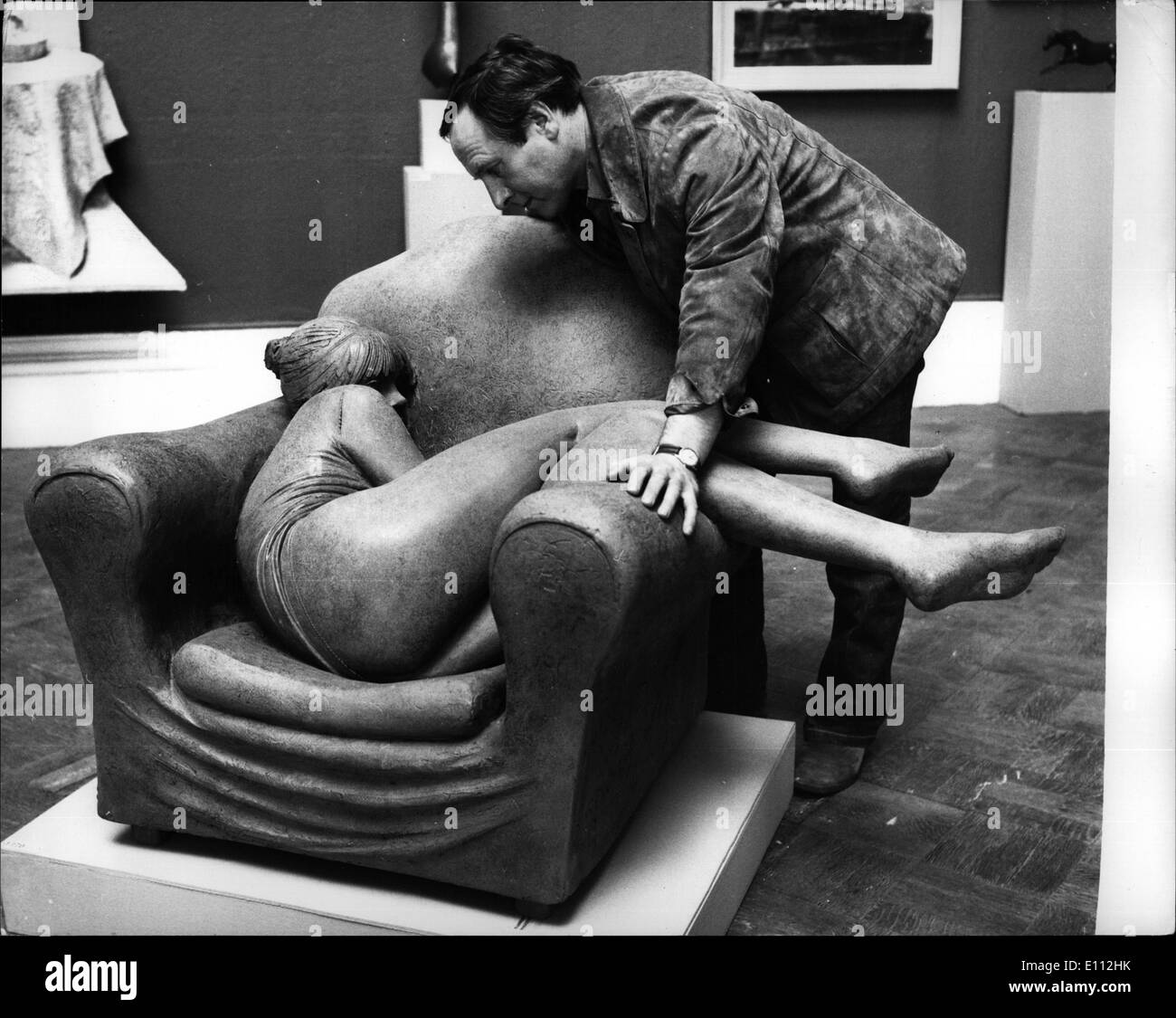5. Mai 1975 - Bildhauer James Butler zu heiraten seiner Modell: Einer der Bildhauer James Butler arbeitet an der königlichen Akademie der diesjährigen Sommerausstellung, ist das diesjährige Royal Academy Sommerausstellung '' Portrait Of Angle'' - die sein Modell, Angie Berry zu zeigen - das Mädchen, er, zu heiraten-zusammengerollt in einem Sessel, die zum Verkauf plant, gegossen in Bronze, für 5.000 ist. Die Ausstellung öffnet am 3. Mai. Foto zeigt. Bildhauer James Butler eine Vorschau auf die Ausstellung in der Royal Academy in seinem '' Porträt des Winkel '' betrachten. Stockfoto