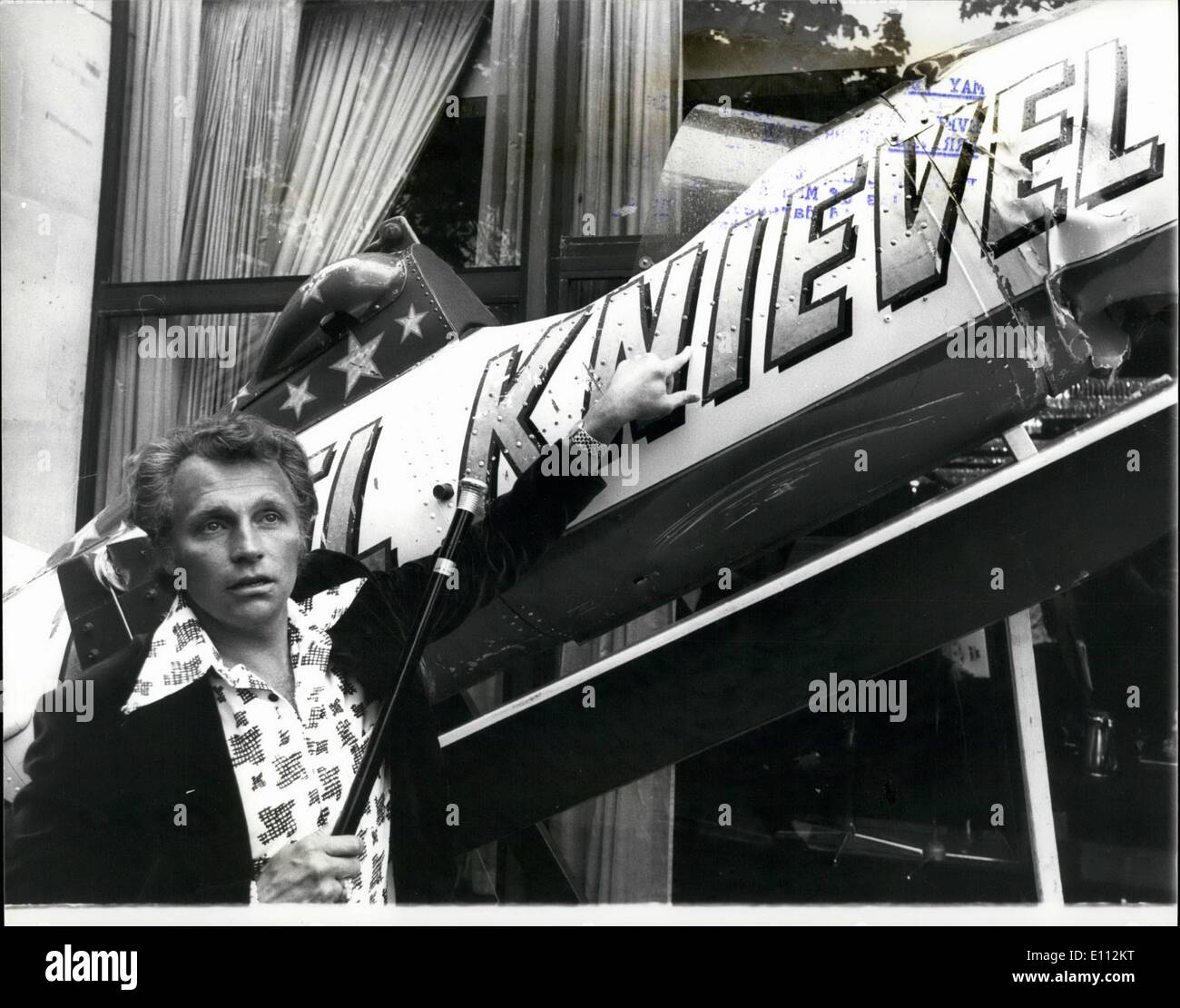 5. Mai 1975 - Evel Knievel der weltweit höchsten Daredevil bezahlten kommt in Großbritannien: Evel Knievel, der 35 Jahre alte Millionär aus den Ausläufern von Montana, und erkannt als die weltweit höchsten bezahlten Draufgänger, angekommen in London, um eine Tour durch Großbritannien beginnen. Der Mann genannt '' King of Leben Riskers'' von Millionen von Zuschauern, die seiner Kühnheit Rakete-gestützte beobachtet springen im Idaho Riesen Snake River Canyon hat sich eine Legende in ganz Amerika für spektakuläre Motorrad-Sprünge. Evel der erste spektakuläre Show schlecht finden statt im Wembley-Stadion am Pfingstmontag Montag, 26. Mai Stockfoto