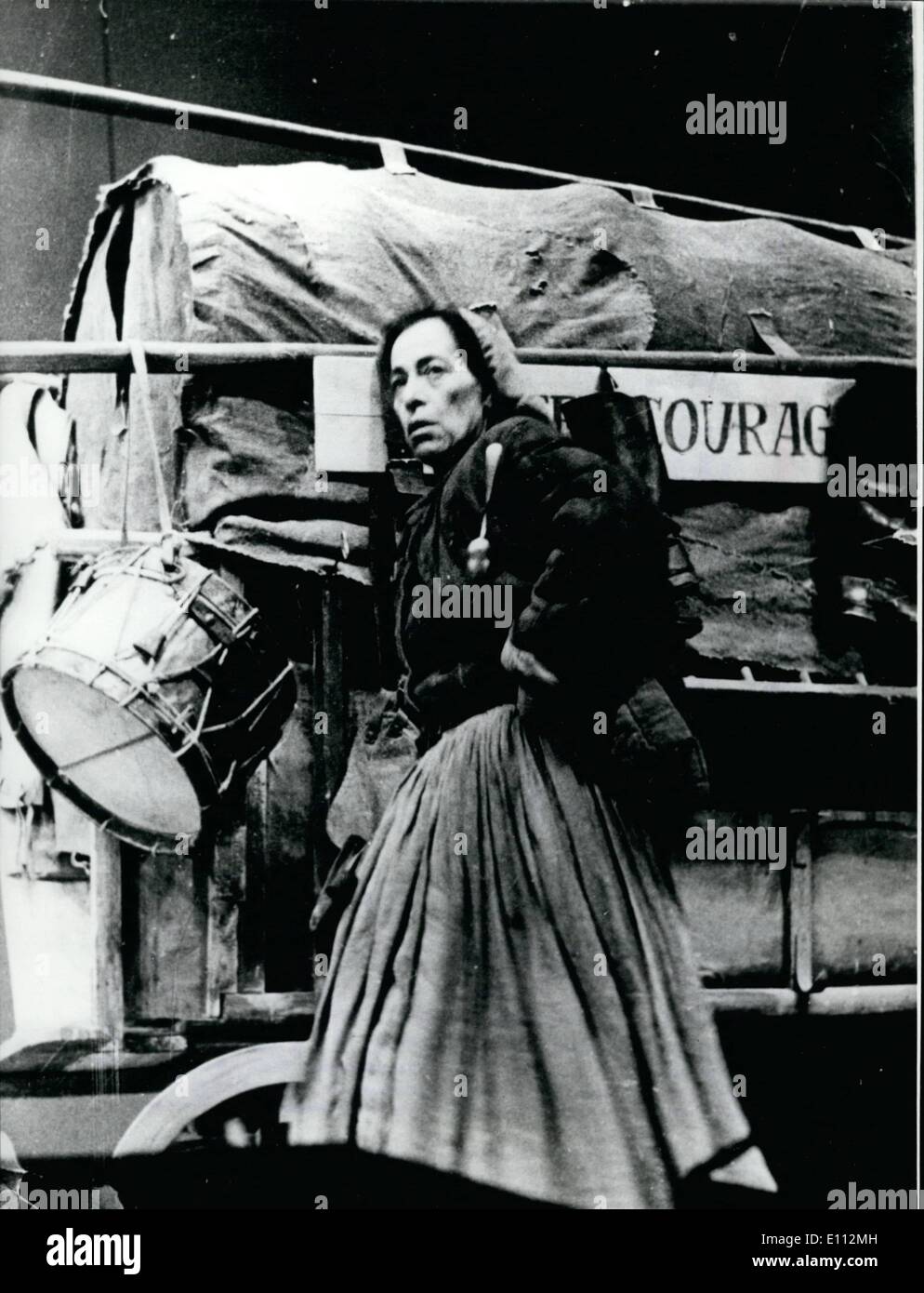 12. Mai 1975 - 12. Mai 1975: Geburtstag von Helene Weigel, Brecht Witwe. vor 75 Jahren wurde die Schauspielerin Helene Weigel in Wien geboren. Die große Schauspielerin, Witwe von Bertold Brecht gestorben 1956, führen nach Brechts Tod des Brecht-Ensembles in Ost-Berlin. Helene Weigel galt als eine der besten Schauspielerinnen Charakter der letzten Jahrzehnte, sie wurde berühmt in ihrer Rolle als Mutter Courage (unser Bild). Helene Weigel starb am 6. Mai 1971 in Ost-Berlin. Stockfoto