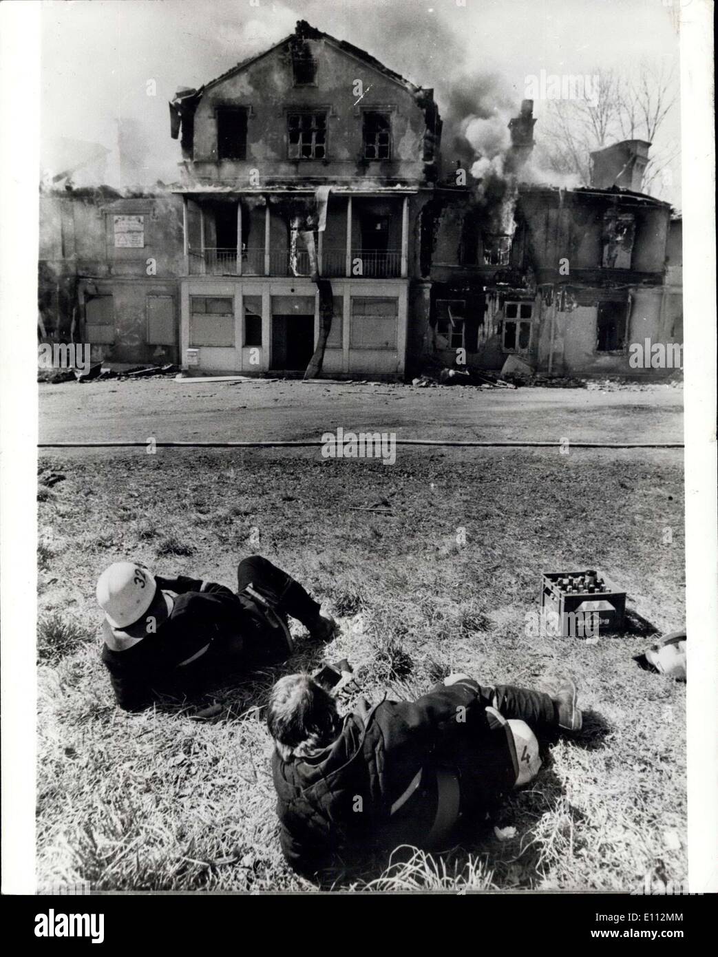 12. Mai 1975 - Feuerwehrmann sehen ein Feuer: die Feuerwehr des Streiks ist? Nein, nicht wirklich nur eine Bier-Pause zu haben und in der Zwischenzeit ein schönes Feuer unter freiem Himmel genießen. Sie das alte setzte Haus tatsächlich Brand selbst. Das Haus wurde abgerissen werden und der einfachste Weg, es zu tun war es niederbrennen. Stockfoto