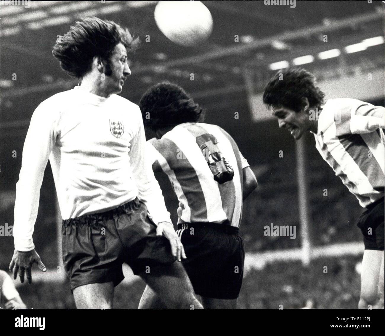 23. Mai 1975 - internationale Fußballspiel im Wembley-Stadion. England gegen Argentinien. Foto zeigt: Frank Worthington der Mittelstürmer England für den Ball mit zwei argentinische Verteidiger, Bangas (Nr. 6) und Balbuena steigt, beendete das Match 2: 2. Uhr / Keystone Stockfoto