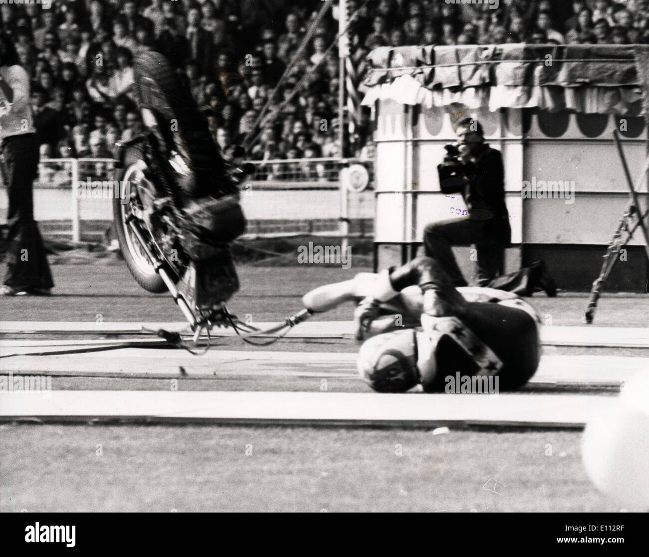 Waghalsige Evel Knievel stürzt ab, nachdem Bus springen Stockfoto