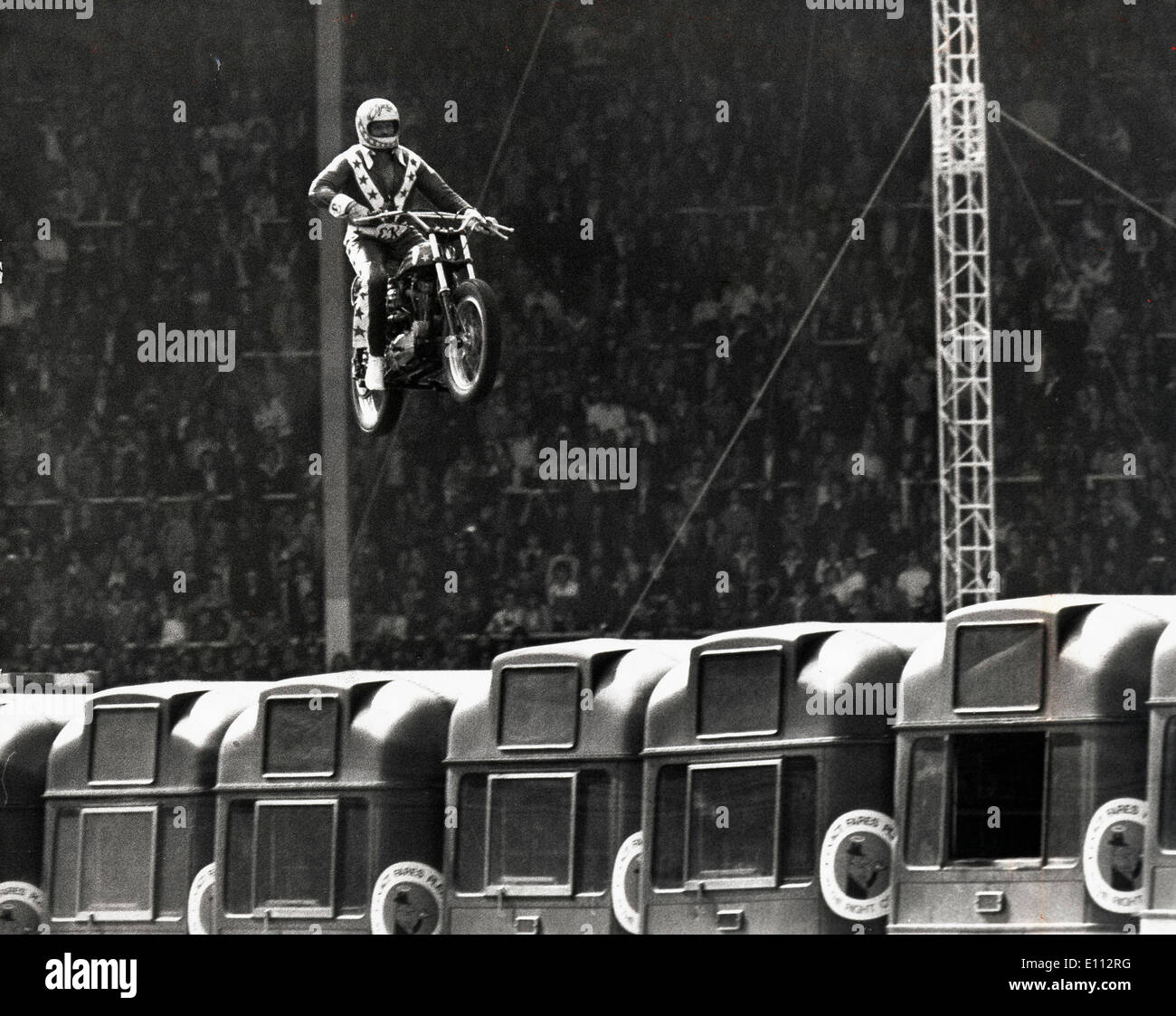 Waghalsige Evel Knievel stürzt ab, nachdem Bus springen Stockfoto