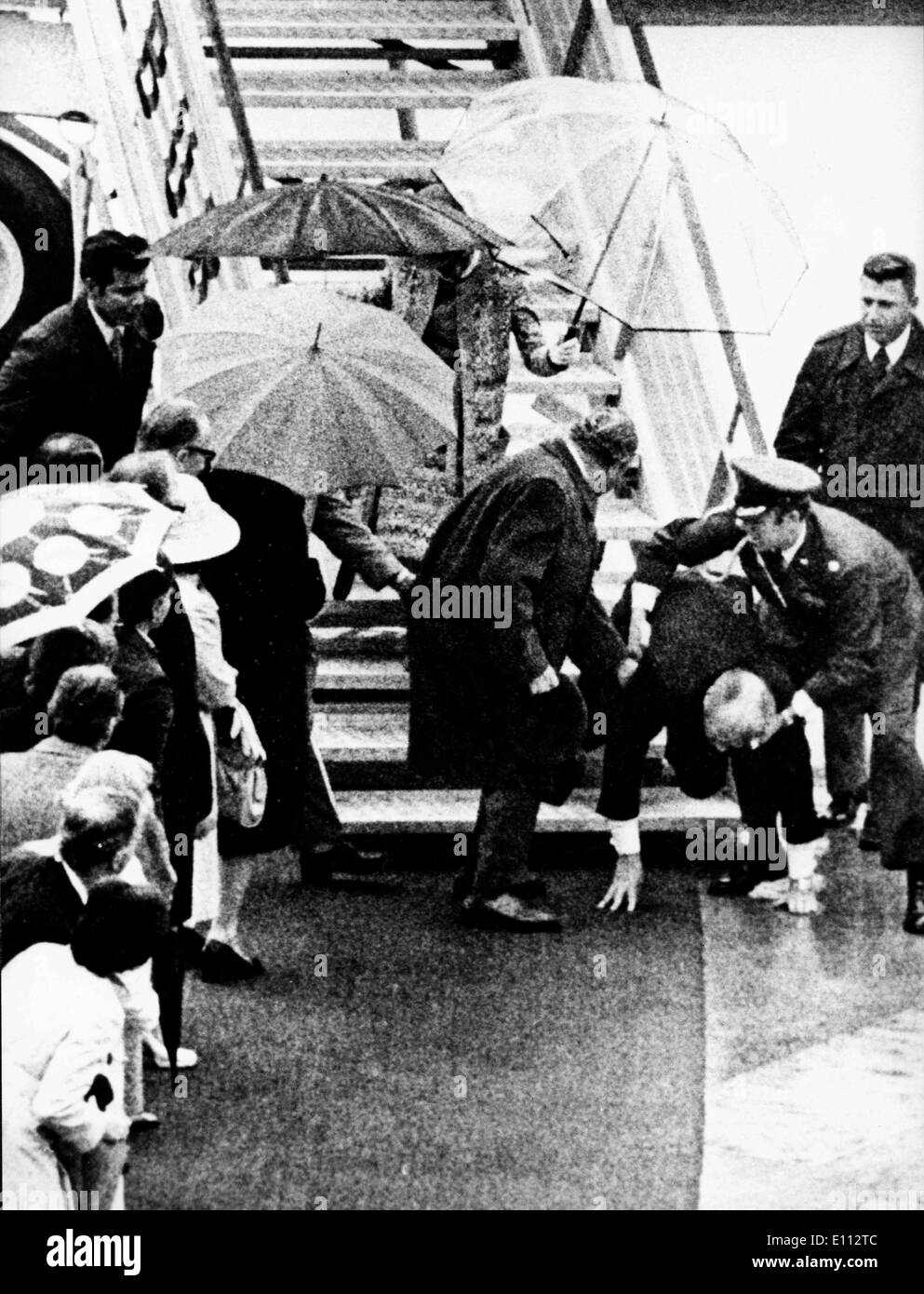 Präsident Gerald Ford die Flugzeug-Treppe hinunter fallen Stockfoto