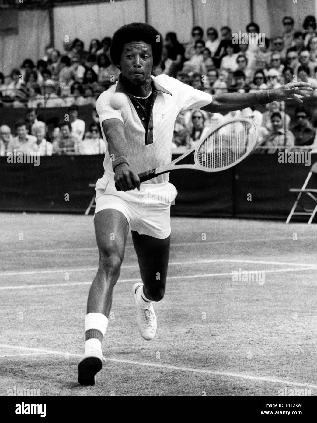 14. Juni 1975; Beckenham, UK; Tennis-star ARTHUR ASHE aus den Vereinigten Staaten in Aktion gegen Roscoe Tanner (USA) im Finale der Herren Einzel in Beckenham heute. Stockfoto