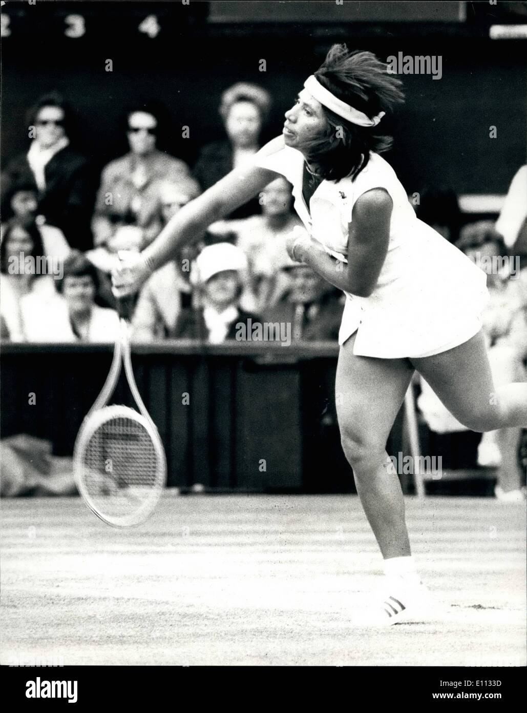 6. Juni 1975 - schlägt Wimbledon Tennis Championships V Wade R Casals. Foto zeigt Miss Casals (USA) in Aktion gegen Miss gesehen Stockfoto