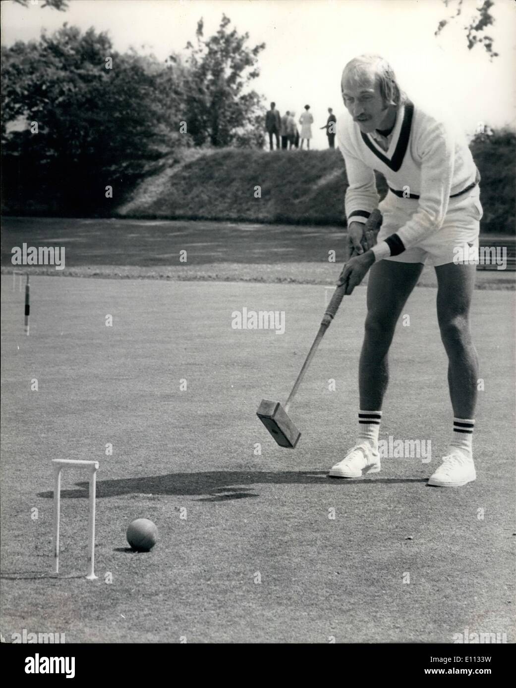 6. Juni 1975 - Wimbledon Tennis stars auf Hurlingham: Fotoshows amerikanischen Tennis star Stan Smith, versucht, seine Hand an Krocket, während der gestrigen Pre-Wimbledon Gartenparty in Hurlingham. Stockfoto