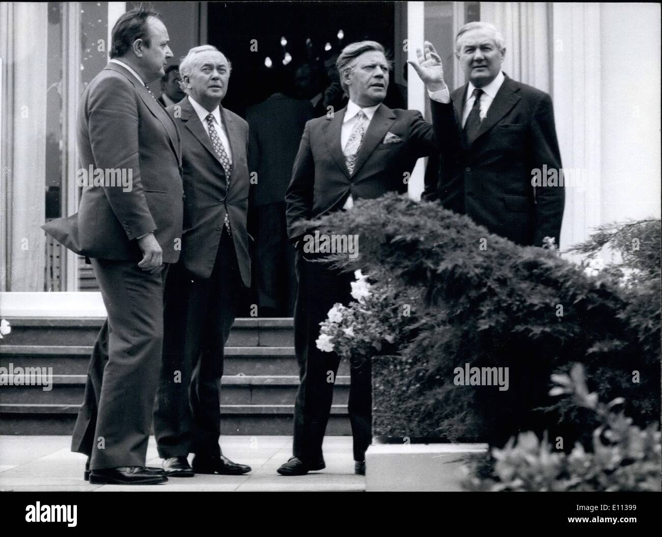7. Juli 1975 - britischen PREMIER HAROLD WILSON und BUNDESKANZLER HELMUT SCHMIDT IN HAMBURG ON 24. Juli 1975 britischen premier HAROLD WILSON und sein Außenminister CALLAGHAN waren gekommen, um Hamburg am 24. Juli 1975 für Gespräche mit Bundeskanzler HELMUT SCHMIDT und Außenminister HANS-DIETRICH GENSCHER über Probleme der Entwicklung der EWG und der bevorstehenden Europäischen Sicherheitskonferenz in Helsinki. Unser Bild von links: Bundesaußenminister GENSCHER, britischen premier HAROLD WILSON, Bundeskanzler HELMUT SCHMIDT und der britische Außenminister CALLAGHAN in Hamburg. Stockfoto