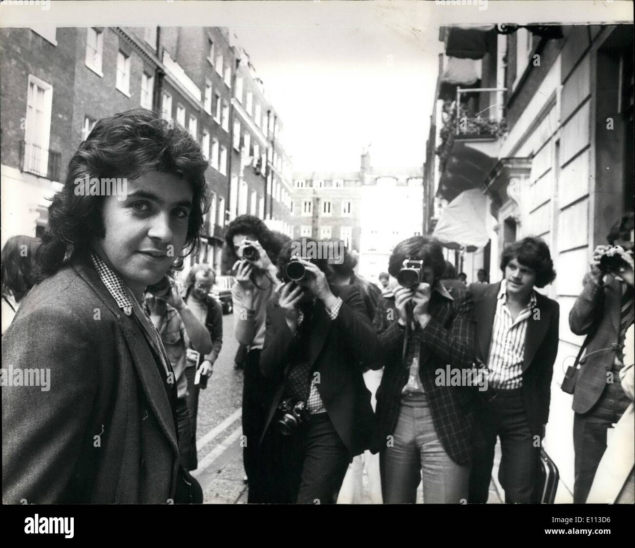 7. Juli 1975 wurde - David Essex hält Pressekonferenz - britische Pop-Star David Essex in der Raga-Diskothek in London heute. David ist, neue LP bringt im September und bald danach auf Tour gehen werden. Foto zeigt: - David Essex gesehen, umgeben von der Presse bei der heutigen Pressekonferenz. Stockfoto