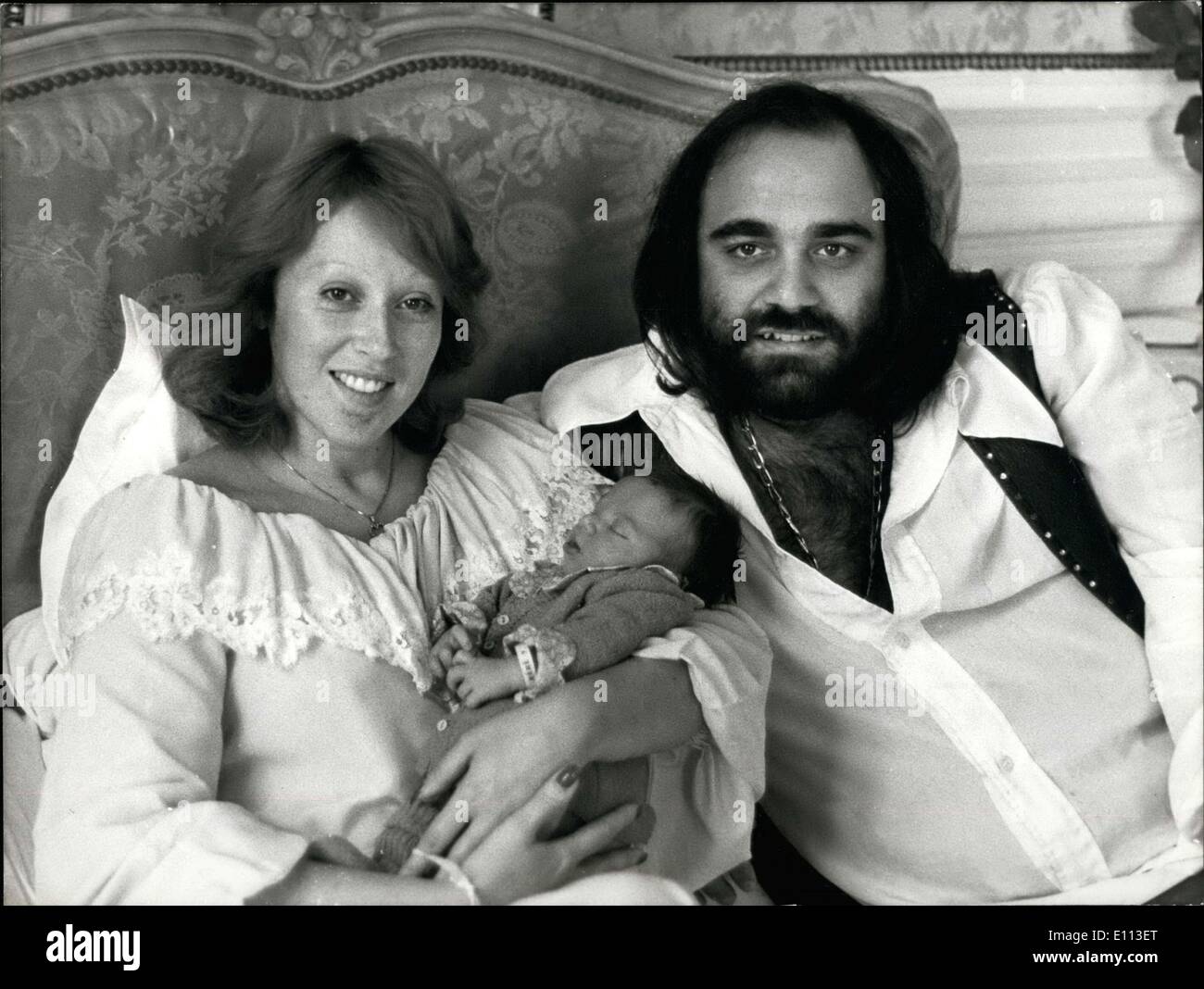 Sept. 18, 1975 - Sängerin Demi Roussos mit seiner Frau und seinen neugeborenen Sohn, Cyrille Stockfoto