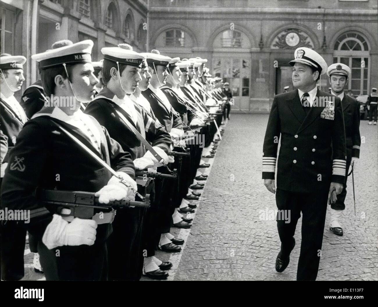 Sept. 22, 1975 - Sekretär des US-Marine Admiral James L. Holloway besucht Frankreich Stockfoto