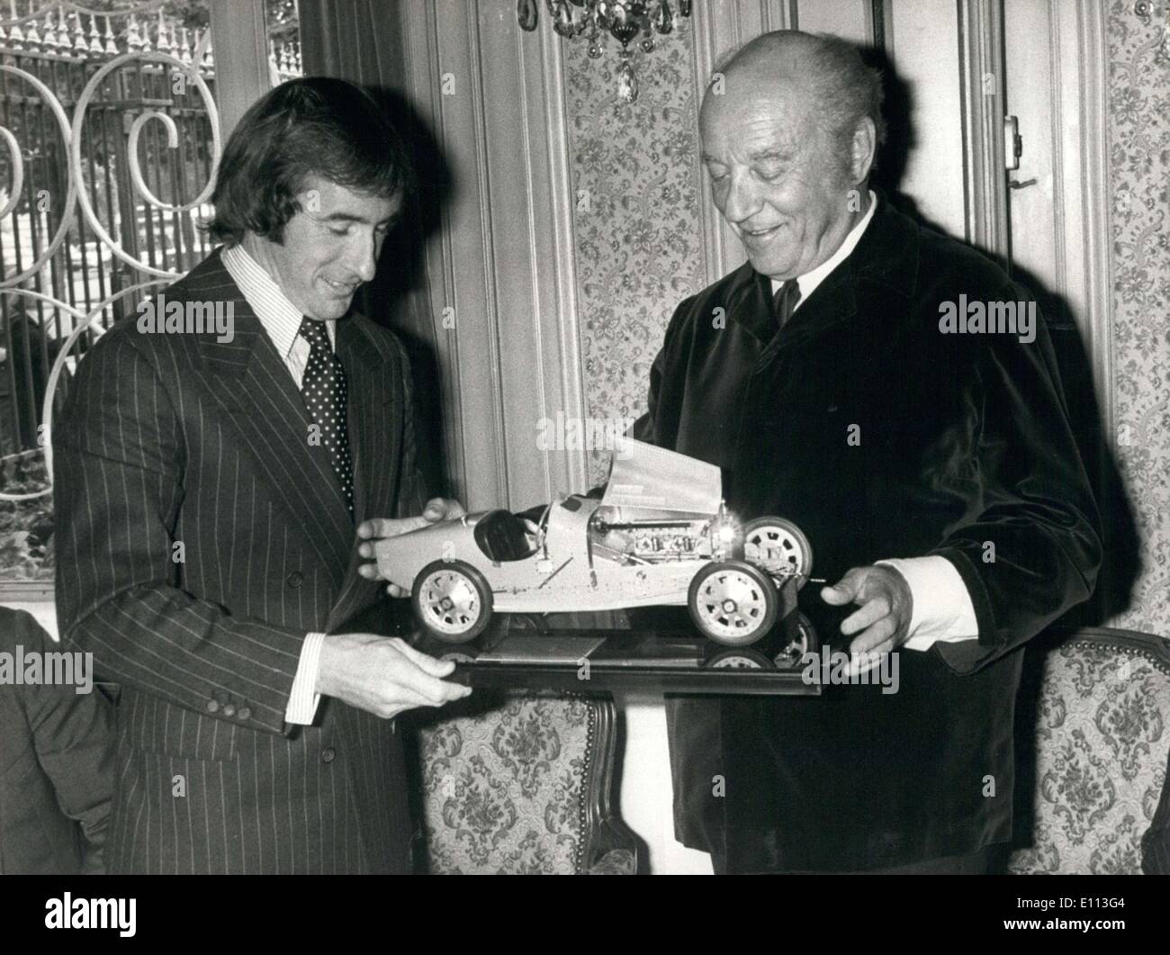 Sept. 28, 1975 - hier ist die Akademie des Whisky-Preis Sieger Jackie Stewart seine Auszeichnung von Baron Philippe de Rothschild Stockfoto