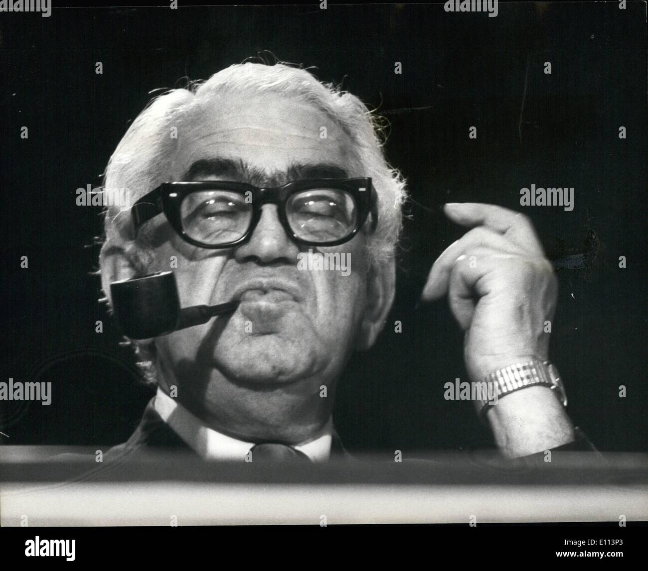 10. Oktober 1975 - The Labour Party Konferenz in Blackpool: Fotoshows. Ein Ausdruck der Zufriedenheit auf den ersten Blick Mr.Ian Mikardo als He Plays zu den reden während der Konferenz. Stockfoto