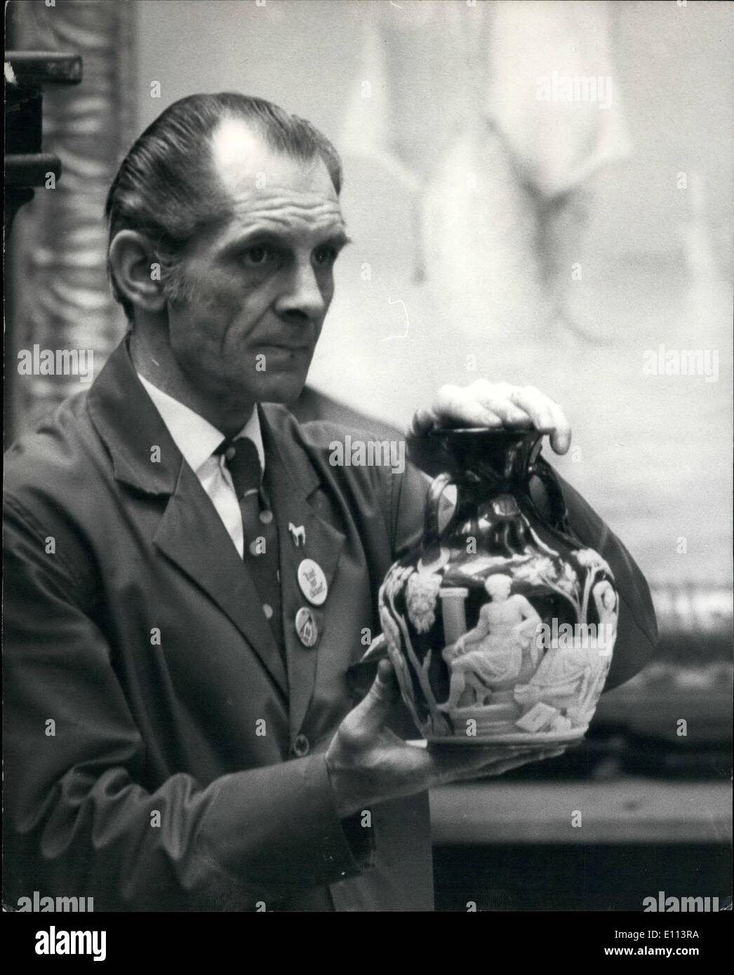 7. Juli 1975 - rissige Glasvase wird verkauft für £30.000 bei Sothebys Belgravia: eine sehr wichtige Gruppe von 19. Jahrhundert Glas, die seit 1959 auf Darlehen an das British Museum wurde in Aufmachungen für Auktion bei Sotheby's Belgrvia heute. Bekannt als die Horsehay-Northwood Camec Glassammlung, gehörte der Preis eine Kopie der Barberini oder Portland römischen Glasvase. Philip Horsehay und seinem Cousin John Northwood nahm die unvollständige Vase mehrmals im britischen Museum, es mit dem Original zu vergleichen, und an einem kalten Morgen knackte die Wärme seiner Hände die vase Stockfoto
