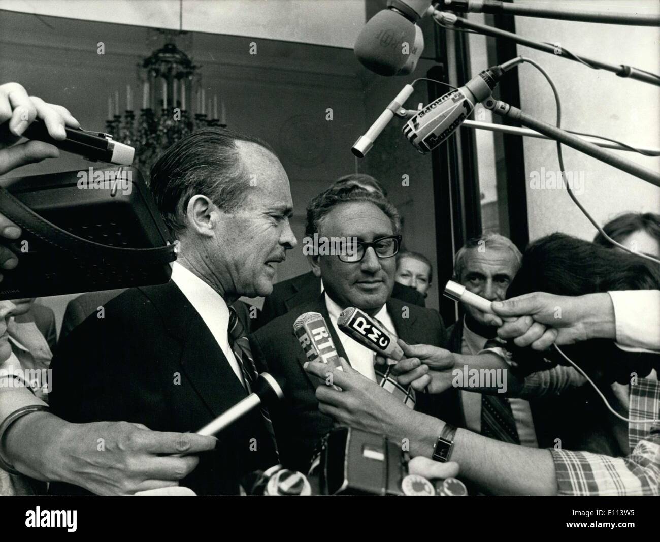 10. Juli 1975 - Jean Sauvagnargues und Henry Kissinger verlassen Elysee Stockfoto