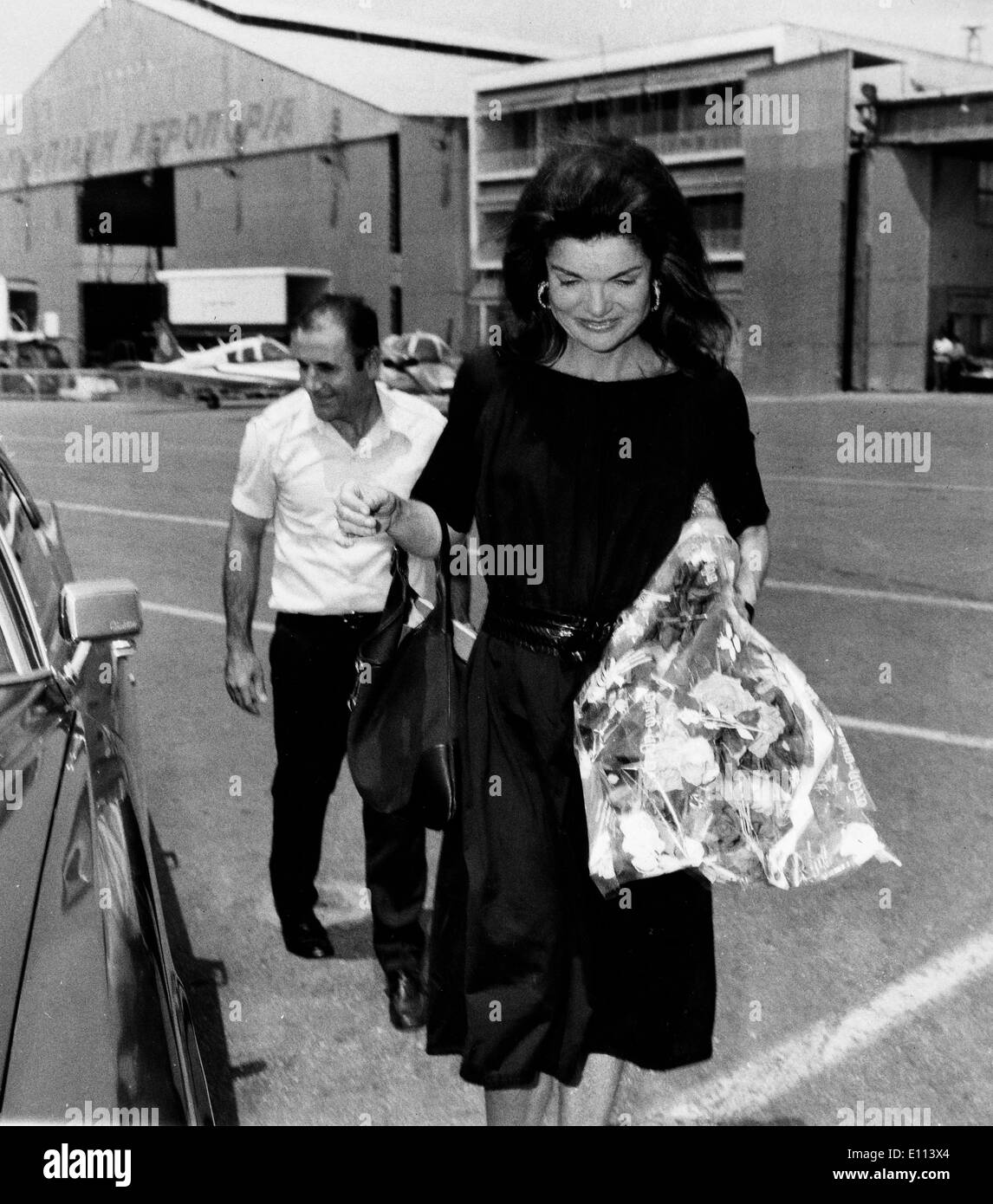 First Lady Jackie Kennedy Onassis mit ihrem Leibwächter Stockfoto