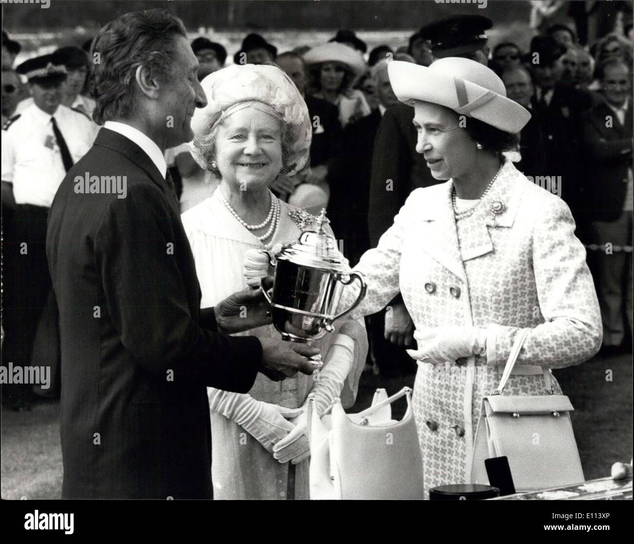 26. Juli 1975 - Grundy gewinnt die King George Viand Queen Elizabeth Diamond Stakes in Ascot. Foto zeigt, dass die Königin die Trophäe an Grundys Eigentümer Dr. Carlo Vittadini sah durch die Königin-Mutter in Ascot heute Nachmittag präsentiert. Stockfoto