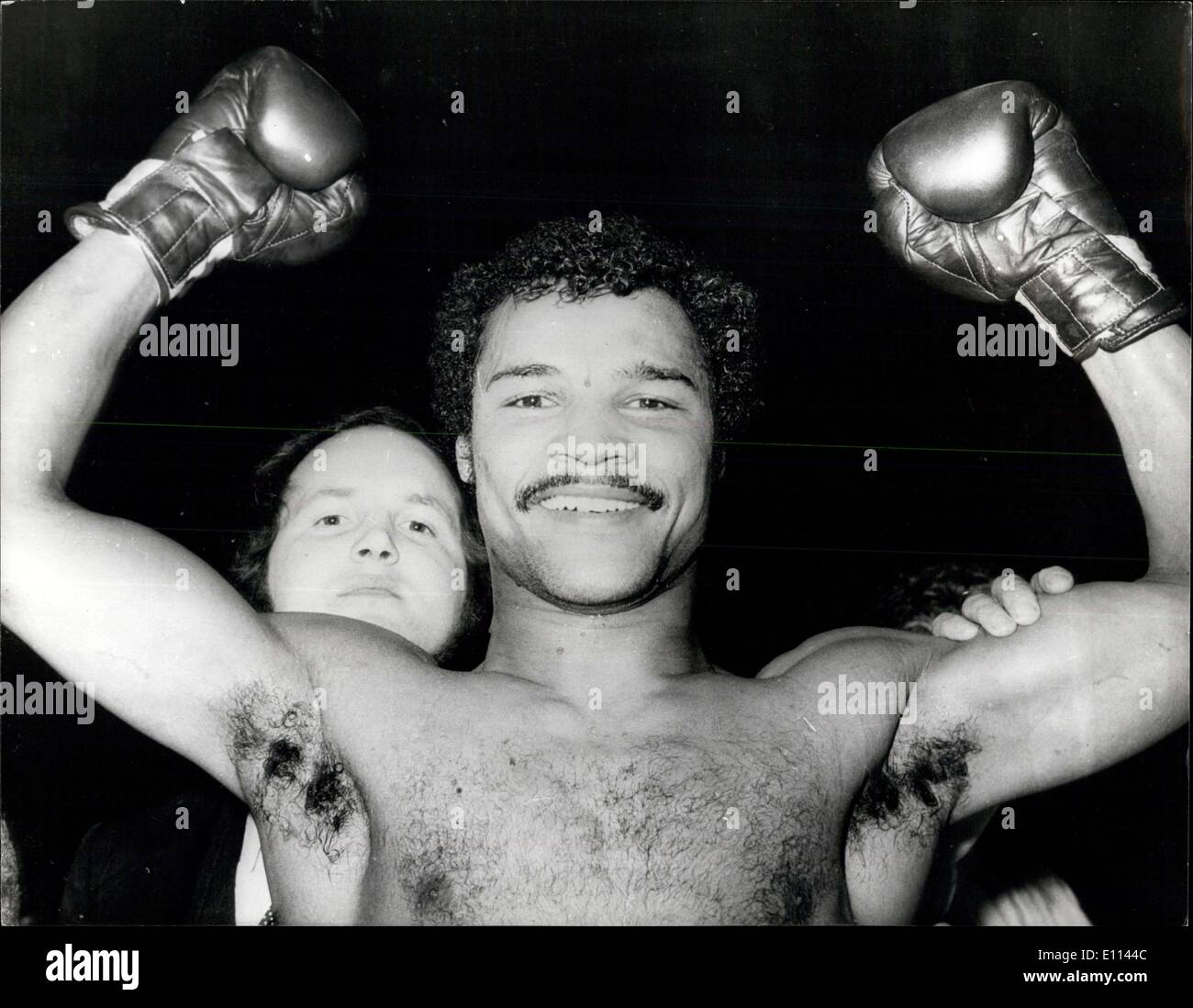 12. Oktober 1975 - Conteh ist neuer Weltmeister? Britain? s John Conteh gestern Abend den vakanten Weltmeistertitel Halbschwergewicht, gewann wenn er auf Jorge Ahumada Argentinien schlagen weist über 15 Runden im Wembley-Stadion, London. Foto zeigt: John Conteh hält seine Trophäe empor nach als Halbschwergewicht Weltmeister im Wembley-Stadion gestern Abend, als er Jorge Ahumada auf Poinst schlagen. Stockfoto