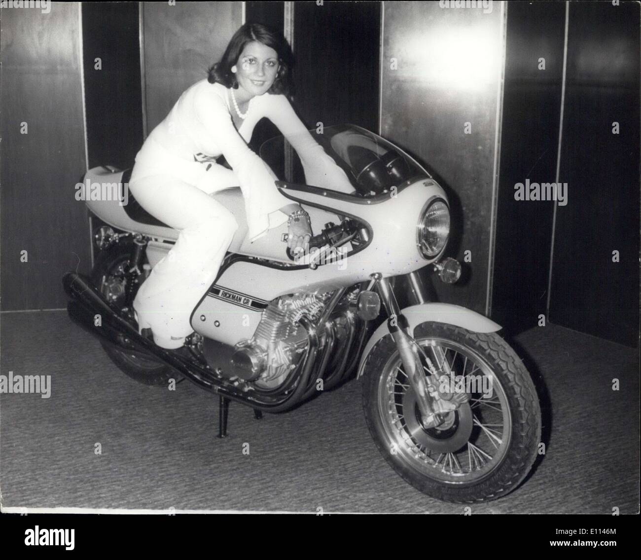 30. Oktober 1975 - 1975-Motorrad auf der Messe in London zum Preis von? 1.500. Das Foto zeigt Model Danielle sitzt auf dem neuesten 1975 Motorrad bei Zweirad und Händler Show in London Hilton Hotel. Diese Maschine ist neu. Freuen Sie sich auf das Rickman CR-Chassis und einem Kawasaki 900 cc Super vier Z1 Motor. Eine komplette Racer-Stil Wettbewerb Replikat, das kommt für Motor-Installation gebaut. Stockfoto