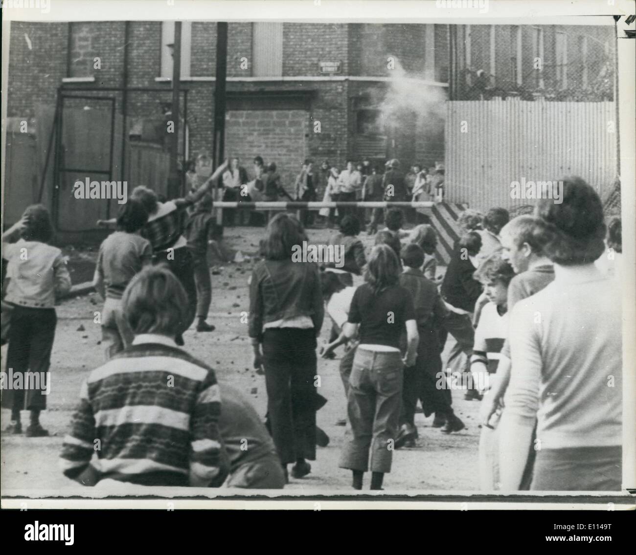 8. August 1975 - vier-Jahr-altes Mädchen In Ulster Feuergefechten getötet; Ein 4 - Jahres altes Mädchen getötet wurde gestern Abend während der Gub Kämpfe zwischen Truppen und Terroristen im Bereich Lower Falls von Belfast. Der Kampf war der Höhepunkt der Ulster die heftigsten Wochenende seit Beginn der Provisional IRA ihren Waffenstillstand vor acht Monaten. Die Schießereien, m vorsah Protestanten und Katholiken, brach AS 300 katholischen Jugendlichen nach einer 2, 000 Mann starke Rallye durch den protestantischen Bereich Percy und Northumberland Street randalierten Stockfoto