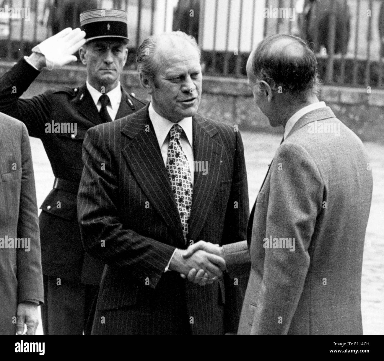 6. November 1975; Rambouillet, Frankreich; US-Präsident GERALD FORD von Präsident VALERY GISCARD d ' Estaing während seines offiziellen Besuchs in Rambouillet nahe Paris in Frankreich begrüßt. (Bild Kredit: KEYSTONE Bilder USA/ZUMAPRESS.com) Stockfoto