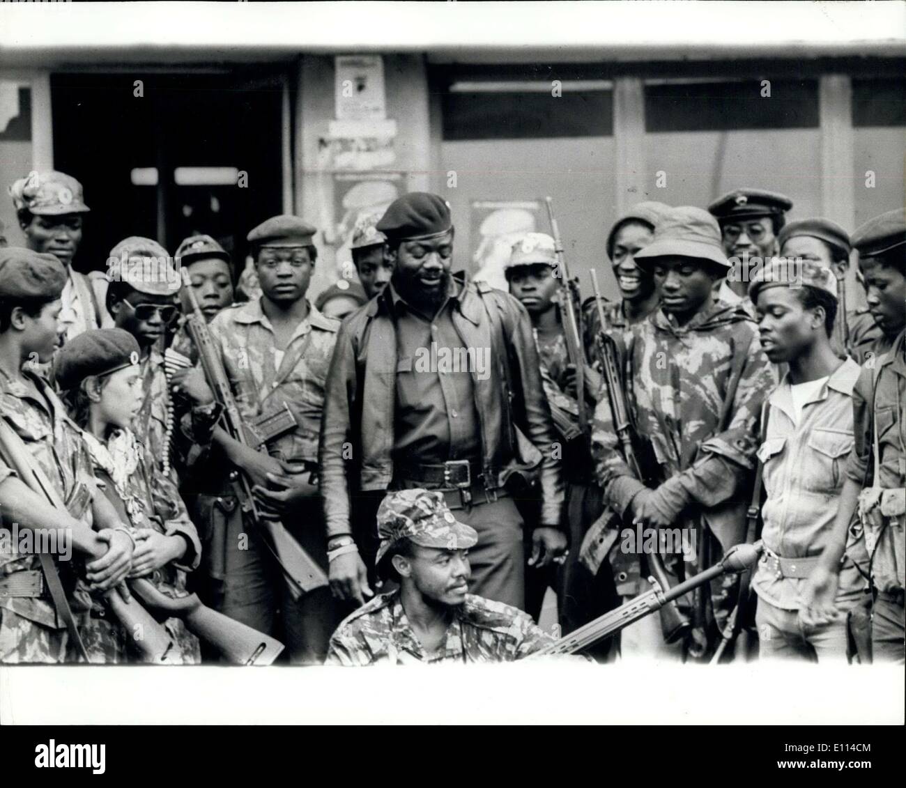 7. November 1975 - The Fighting intensiviert sich in Angola: Kampf für Kontrolle über Angola als Unabhängigkeitstag, intensiviert 11. November nähert sich, trotz der Berichte von Kampala in Uganda Radio eines Abkommens eine dreigliedrige Regierung, In den Süden des Landes bilden die Vereinten Kräfte von UNITA und die F.N.L.A. weiterhin intensive militärische Druck auf dem M.P.L.A. Foto Dr. Jonas Savimbi zeigt mit seinen Truppen der UNITA vor seinem NOVA Lisboa-Sitz abgebildet. Stockfoto
