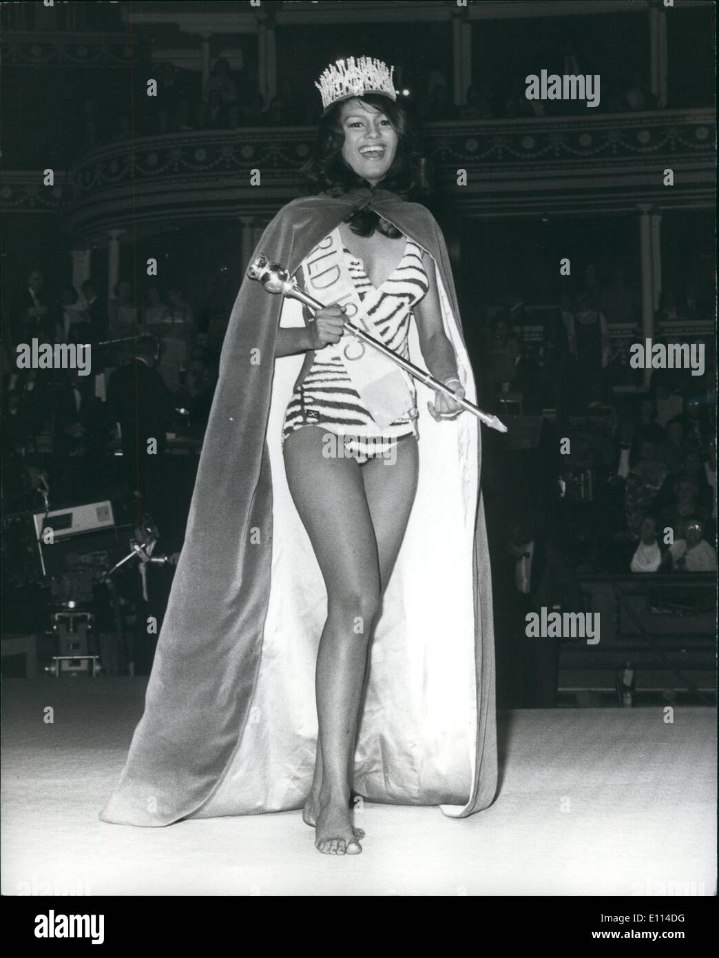 November 11, 1975 - Miss Puerto Rico ist ''Miss World'' 76:18 Jahre alten Nella  Miss Puerto Rico den Titel ''Miss World'' 196 in der Royal Albert Hall gewann letzte Nacht, 2 war Miss Deutschland, 3 rf vermissen, Vereinigtes Königreich. Foto zeigt Miss World, 18-jährige Wilne lia Merced von Puerto Rico, nachdem Sie die Miss World Titel in der Royal Albert Hall in der vergangenen Nacht gewonnen hatte. Stockfoto