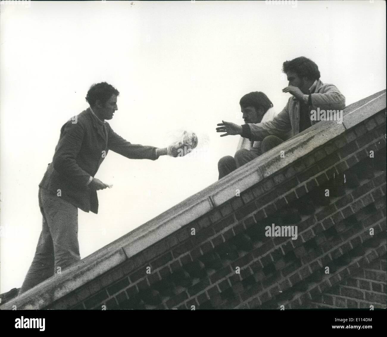 11. November 1975 - Ira Bomber kommen hinunter nach Dach Protest bei Wermut Scrubs: Die drei Ira Bomber, die auf dem Dach Protest gegen Wormwood Scrubs Gefängnis in London inszenierte anspruchsvolle '' Humane Besuchsrecht '', kam gesät Vormittag nach bleiben über Nacht auf dem Dach. Die drei Männer sind Robert Walsh, 27, Stephen Blake, 24, und Martin Coughlan, 35, alle mit langen Satz für IRA Bombe Straftaten. Foto zeigt einen der drei Gefangenen Hände, Sandwiches und die anderen beiden. Auf dem Dach des Wermut Peeling Morgen. Stockfoto