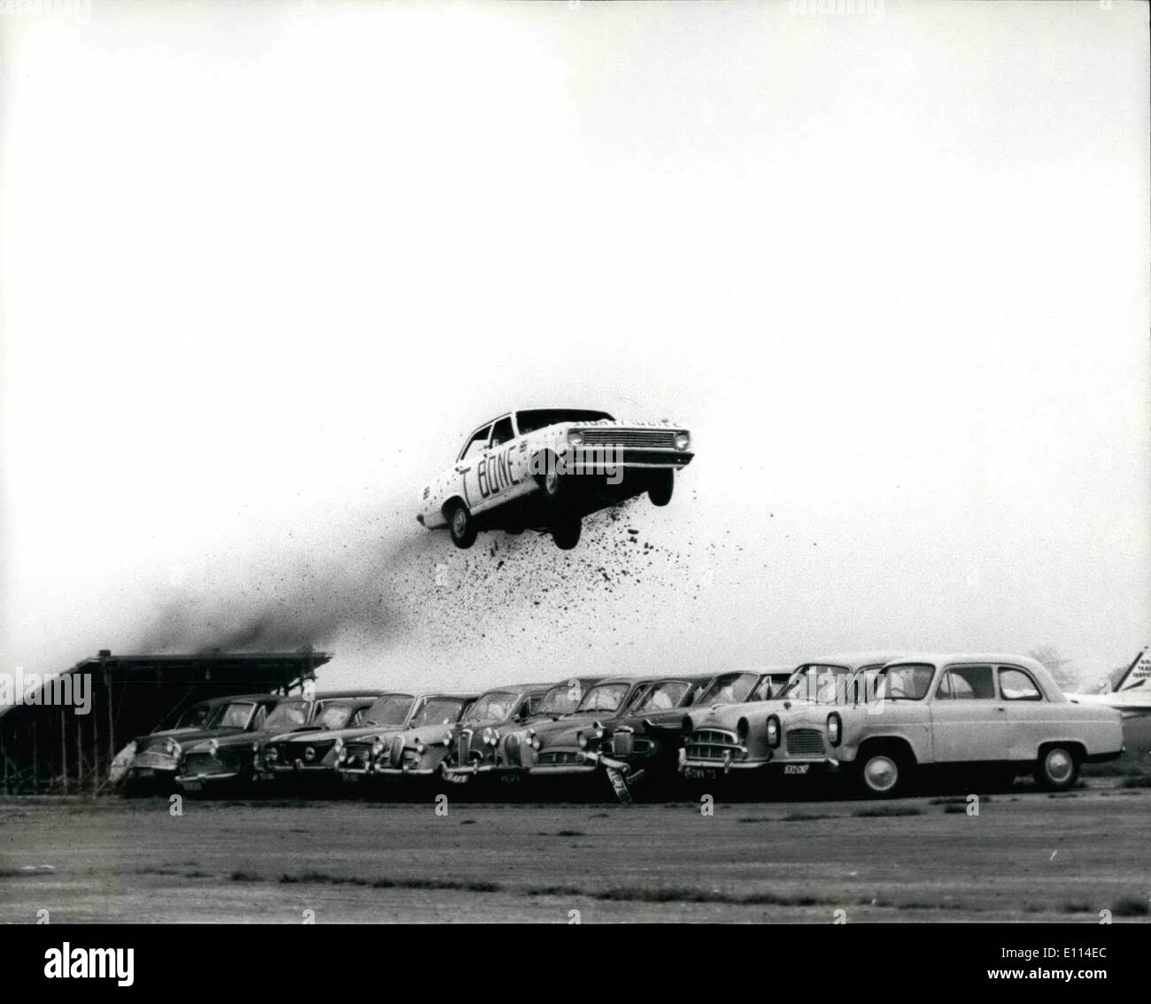 11. November 1975 - Stunt Fahrer Keith T-Bone Bowen Sprünge über 13 geparkte Autos, den Weltrekord zu brechen. Stuntfahrer Keith T-Bon Stockfoto