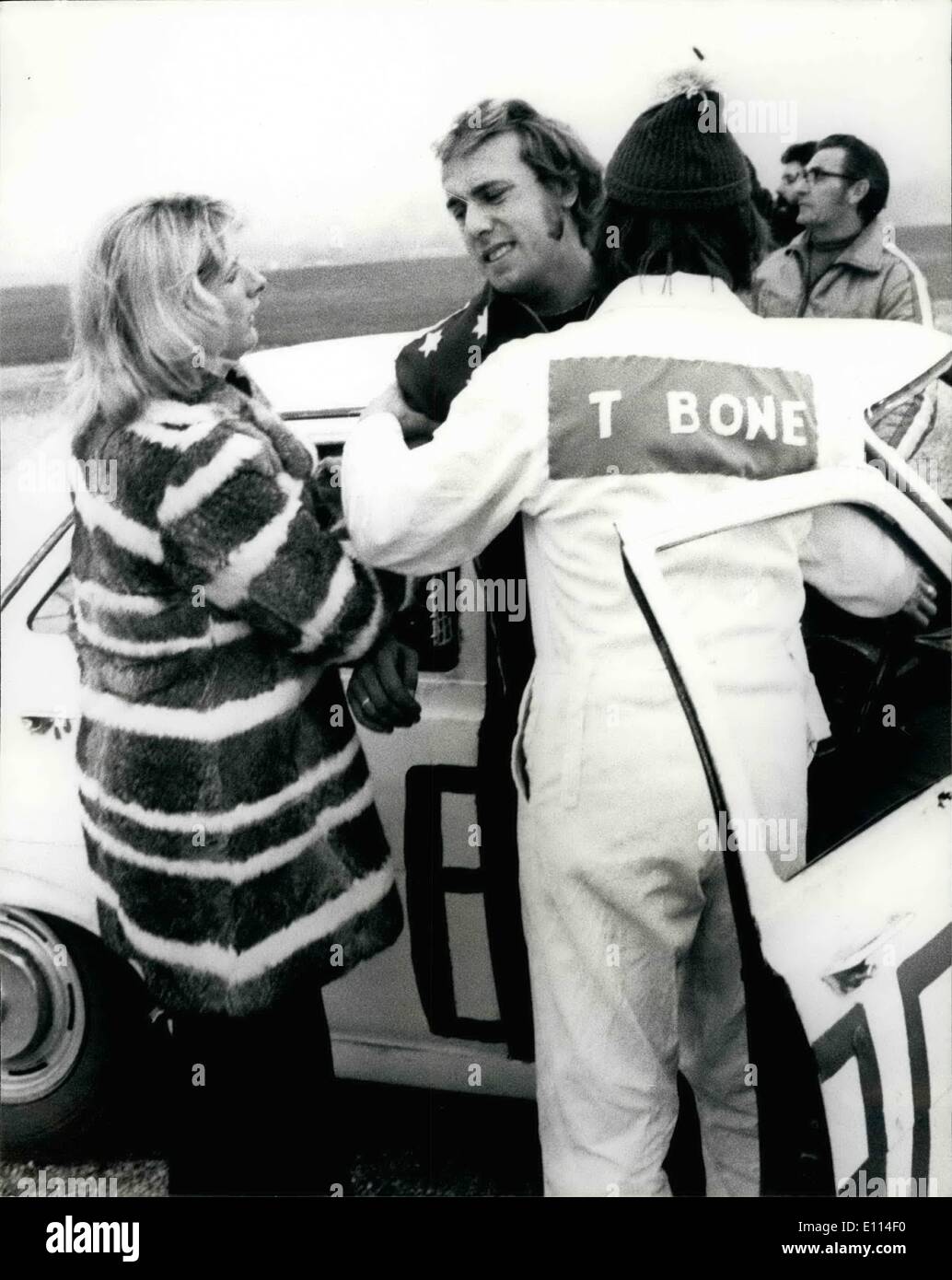 11. November 1975 - Stunt Fahrer Keith T Bone Bowen springt über 13 geparkte Autos, den Weltrekord zu brechen: Stuntfahrer Keith T-Bon Stockfoto