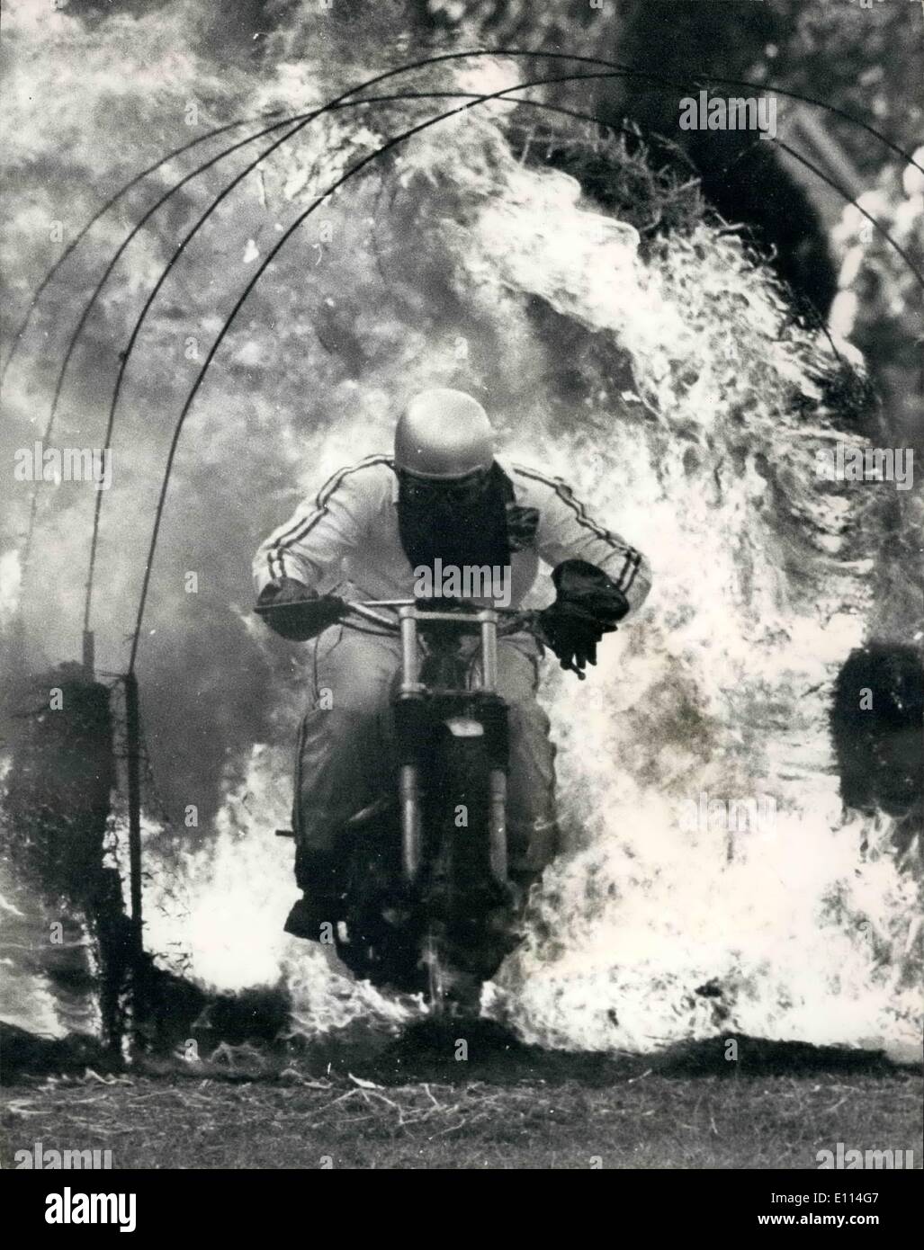 Während Der Fahrt In Einem Tunnel Bemerken Sie Ein Feuer Mann kommt aus einem tunnel -Fotos und -Bildmaterial in hoher Auflösung