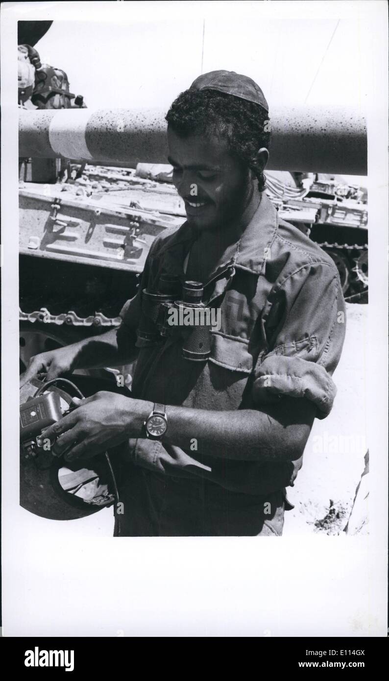 08. Aug. 1975 - Neue Generation der israelischen uh Crew in Feuerwehruniformen - Betrieb einer überholten T-55 Sowjetischen uh Stockfoto