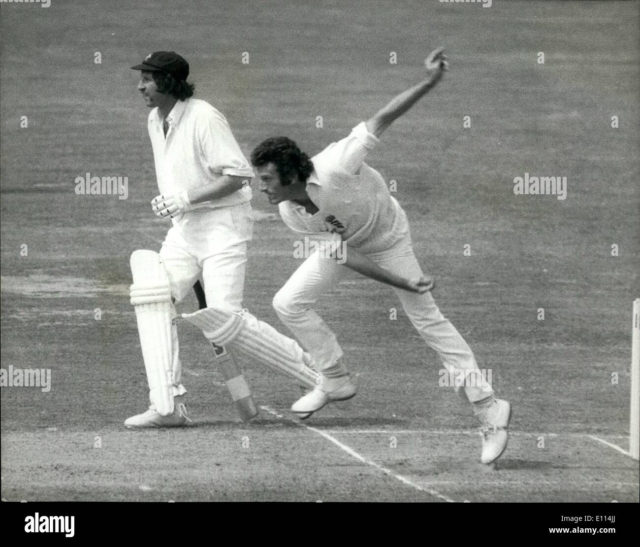 8. August 1975 - England V Australien auf Lords. Das Foto zeigt John Snow die England schnell Bowler auf Ross Edwards während des zweiten Tage Spiels auf Lords schickt. Stockfoto