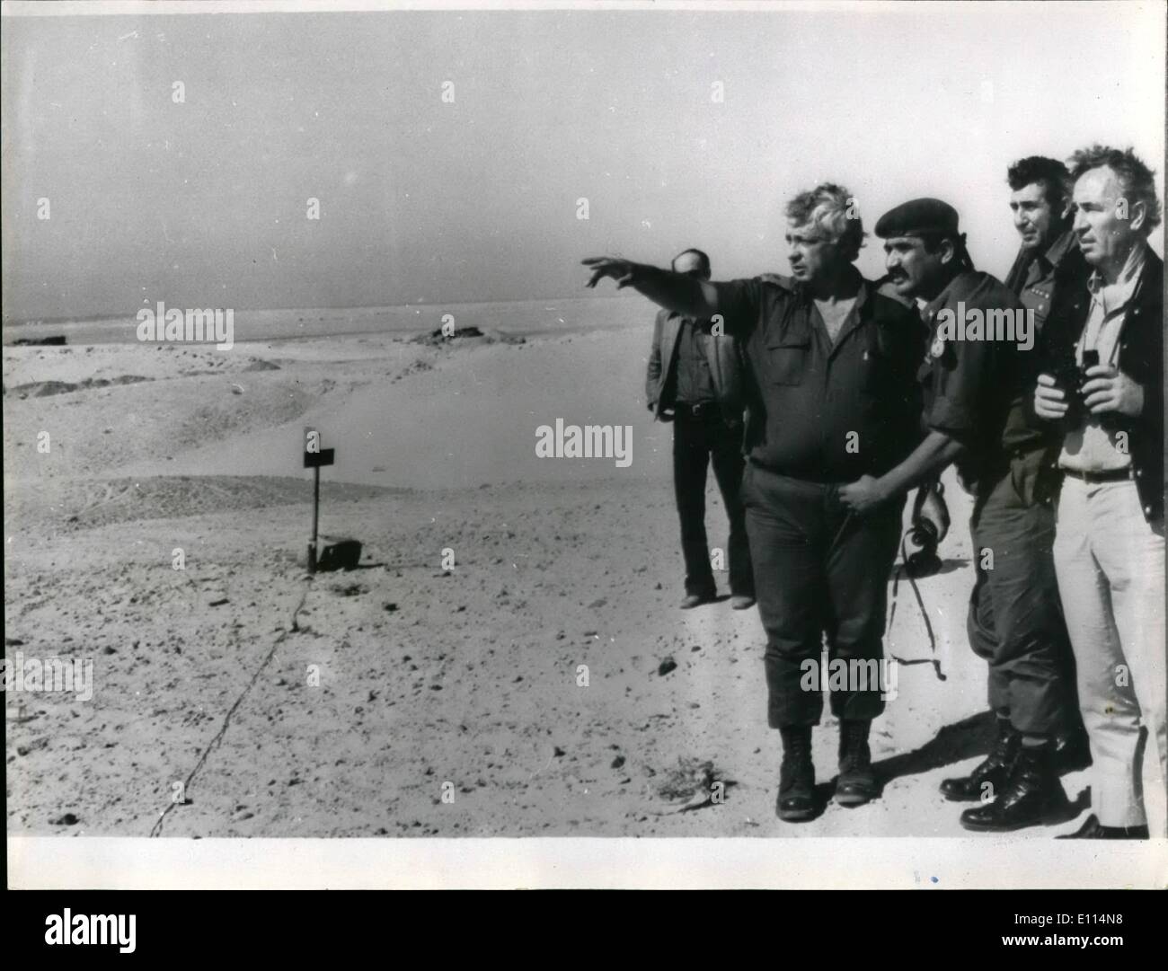 11. November 1975 - israelischen Abzug aus Teilen des Sinai. Foto zeigt R-L-Verteidigung-Minister S. Peres, The C, O. des Southern Command General Adam und General A. Sharon bei Ras Sudar kurz vor der letzten israelischen Rückzug nach den Friedensvertrag mit Ägypten. Stockfoto