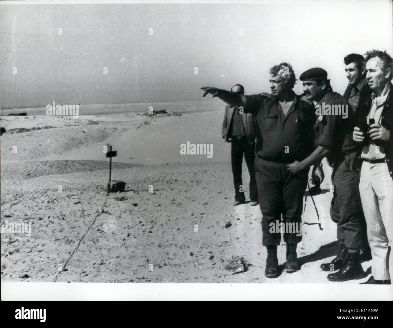 11. November 1975 - israelischen Abzug aus Teilen des Sinai. OPS: R-L-Verteidigung-Minister S. Peres, die C.O des südlichen Befehl General Adam und General A. Sharon am Ras Sudar kurz vor der letzten israelischen Rückzug nach dem Friedensschluss mit Ägypten Stockfoto