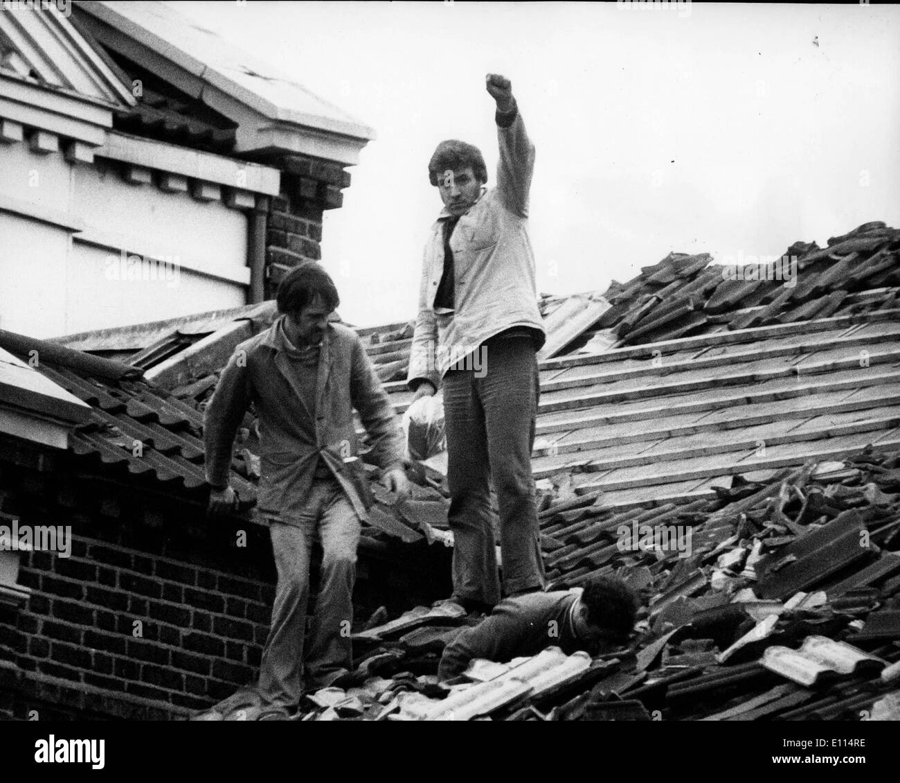 15. November 1975; London, England, Vereinigtes Königreich; Drei IRA Bomber herab, nachdem auf dem Dach Protest gegen Wormwood Scrubs Gefängnis anspruchsvolle "humane Besuchsrecht", ROBERT WALSH, STEPHEN BLAKE, MARTIN COUGHLAN. Stockfoto