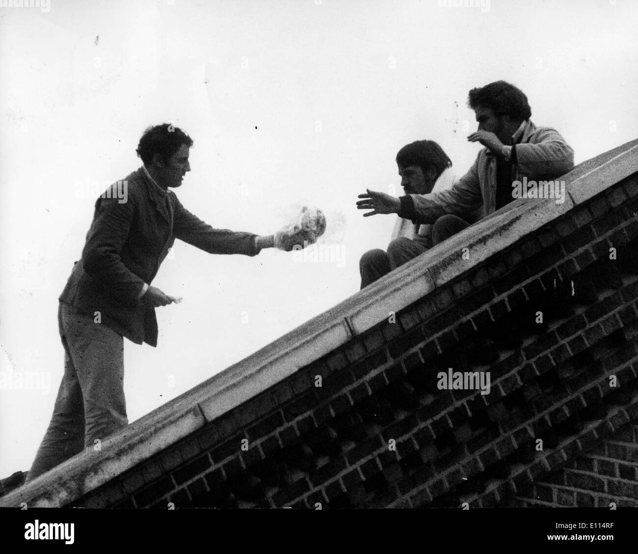 15. November 1975; London, England, Vereinigtes Königreich; Drei IRA Bomber kommen hinunter nach Dach Protest Wormwood Scrubs Gefängnis anspruchsvolle Stockfoto