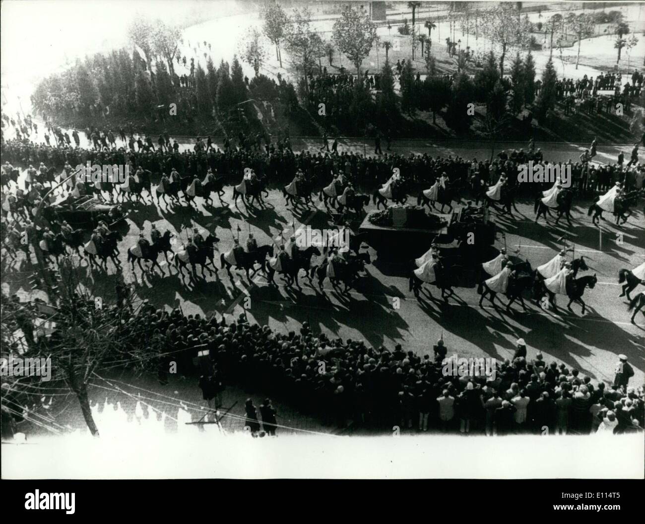 24. November 1975 - Franco Sarg ist auf einem Militär-LKW und er ist umgeben von Wachen. Ein Cabrio mit Don Juan Carlos ich Stockfoto