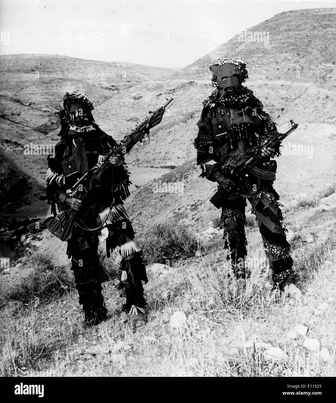 Guerilla-Scharfschützen verstecken sich in camouflage Stockfoto