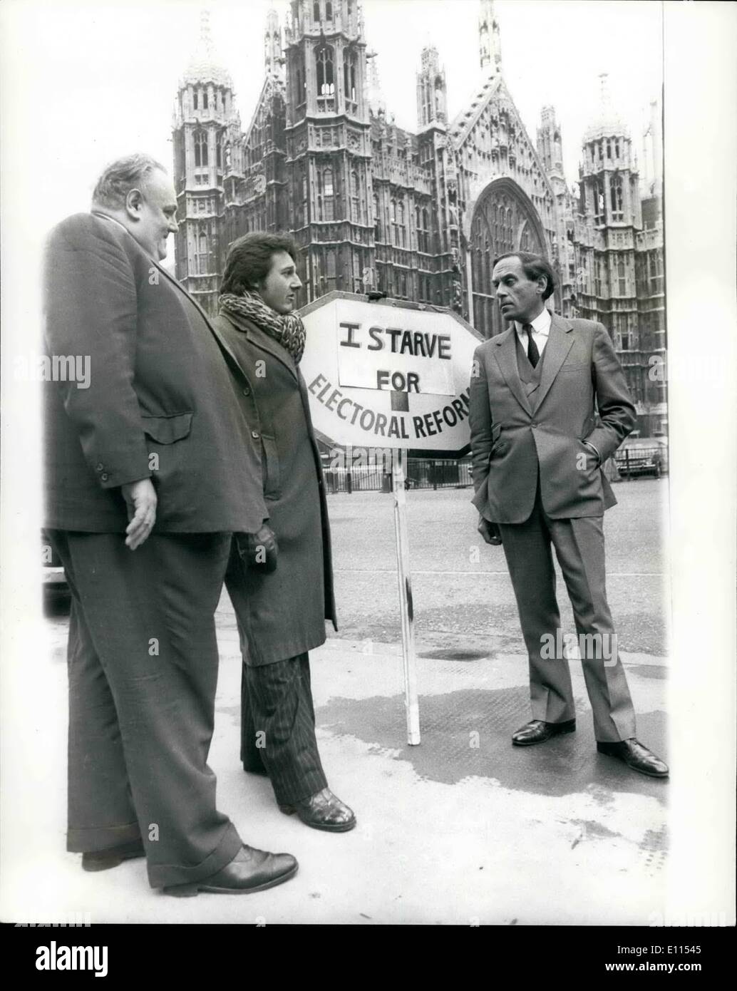 12. Dezember 1975 - John Campbell The Hunger Stürmer Treffen der liberalen Führer Mr Jeremy Thorpe: Mr. John Campbell, liberalen Kandidaten für Wigan 1974 seinen Hungerstreik die er am vergangenen Montag begonnen weiter, obwohl liberale Ms ihr Bestes, um ihn aufzulösen getan haben, sagte er, dass die beabsichtigte, auf dem seine schnell bis zu echten Konzessionen tragen werden angeboten von der Regierung auf die liberale Forderung von einigen von Pf Verhältniswahlrecht er seine Absicht erklärte, weitermachen auch sollte der Punkt kommen an dem Eingreifen der Behörden mit Zwangsernährung Stockfoto