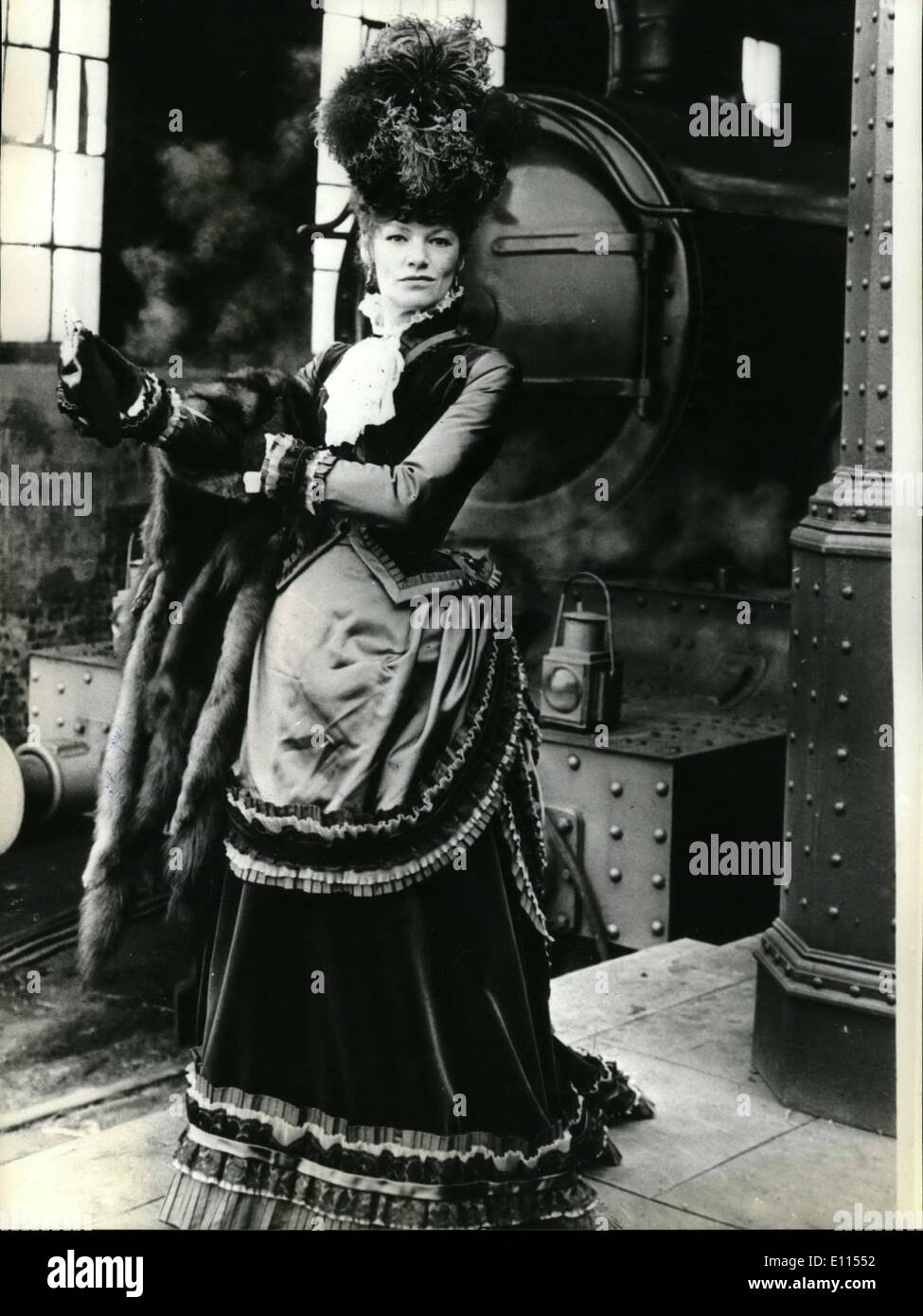 12. Dezember 1975 - Schauspielerin Glenda Jackson als Bernhardt In der neuen britischen Film '' Sarah''; Schauspielerin Glenda Jackson hat gerade die Hauptrolle in der neuen britischen Film machte '' Sarah'' in den Pinewood Studios abgeschlossen, Glenda schildert Sarah in der Geschichte der stürmischen Karriere von der legendären Schauspielerin des späten 19. Jahrhunderts Sarah Mernhardt. Der Film befindet sich hauptsächlich in Paris, wo Sarah ihr an der Comedie Francais Debüt als sie 20 war. Sie erobert die Herzen von Paris in späteren Jahren als Joan of Arc Stockfoto